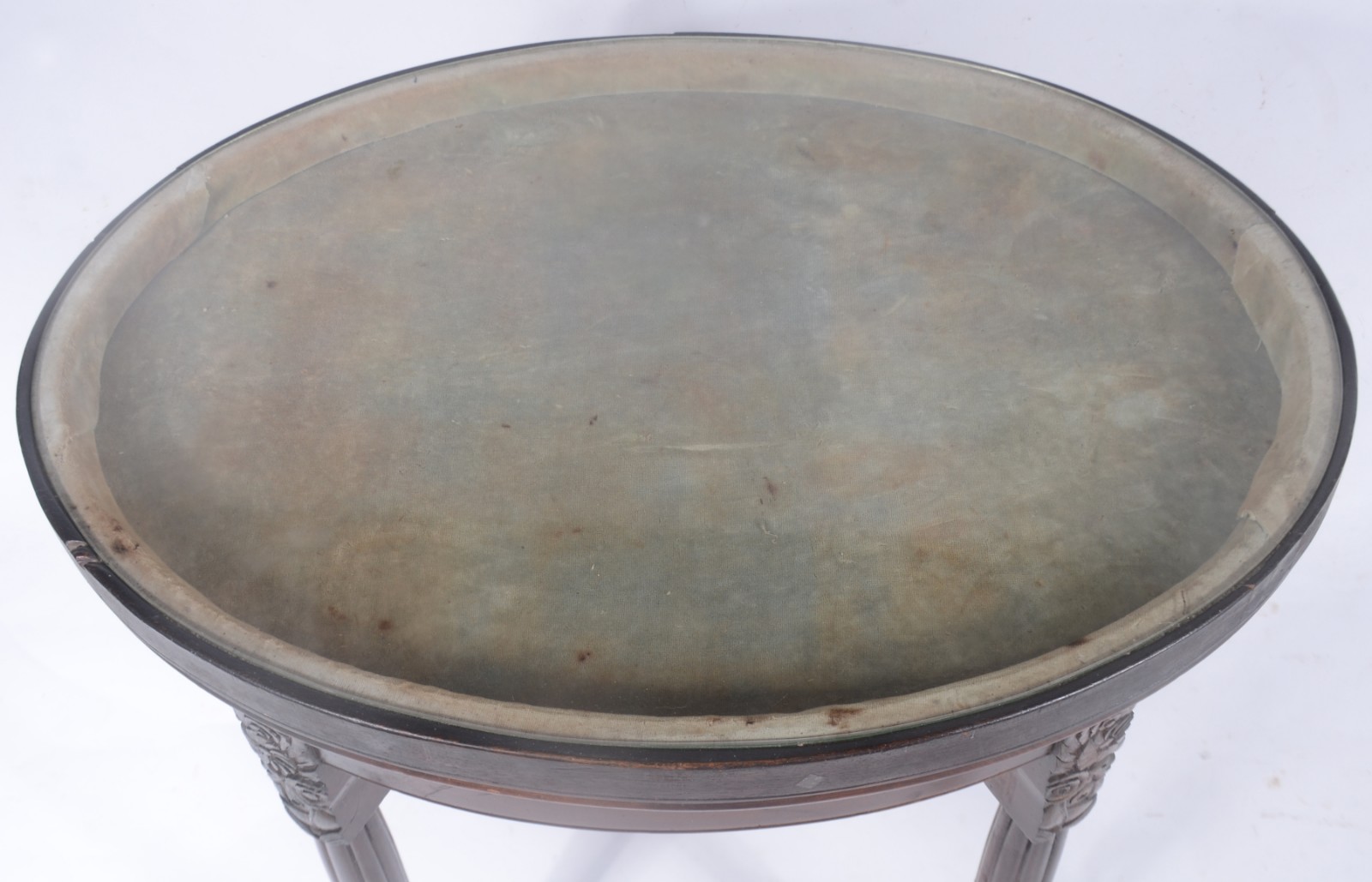 Mesa oval de madeira nobre, tampo "vitrine" de vidro e parte interna... - foto 4 de 7