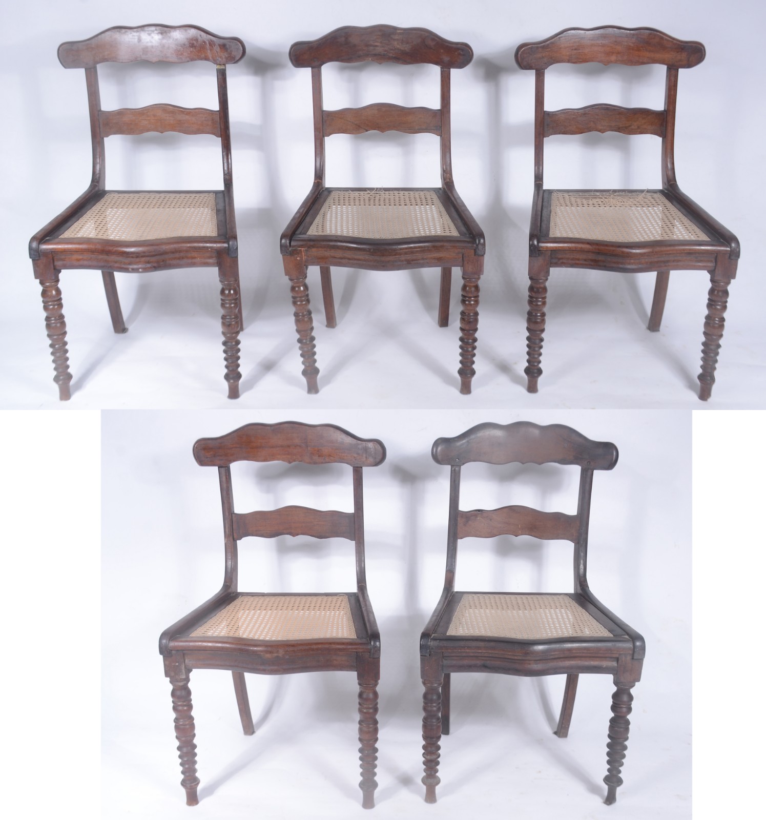 Conjunto com 5 antigas cadeiras de madeira nobre, encostos divididos... - foto 1 de 10