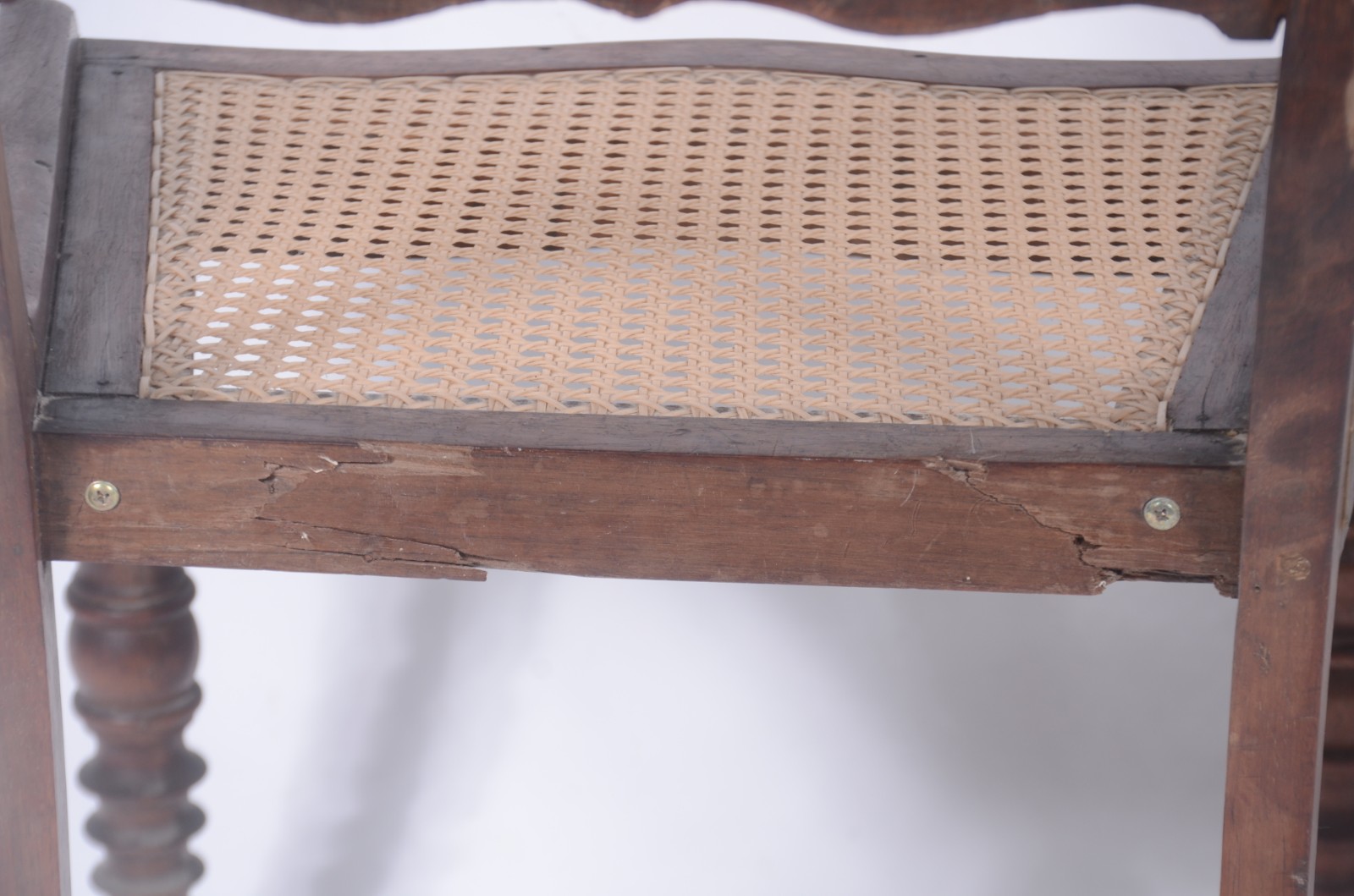 Conjunto com 5 antigas cadeiras de madeira nobre, encostos divididos... - foto 7 de 10
