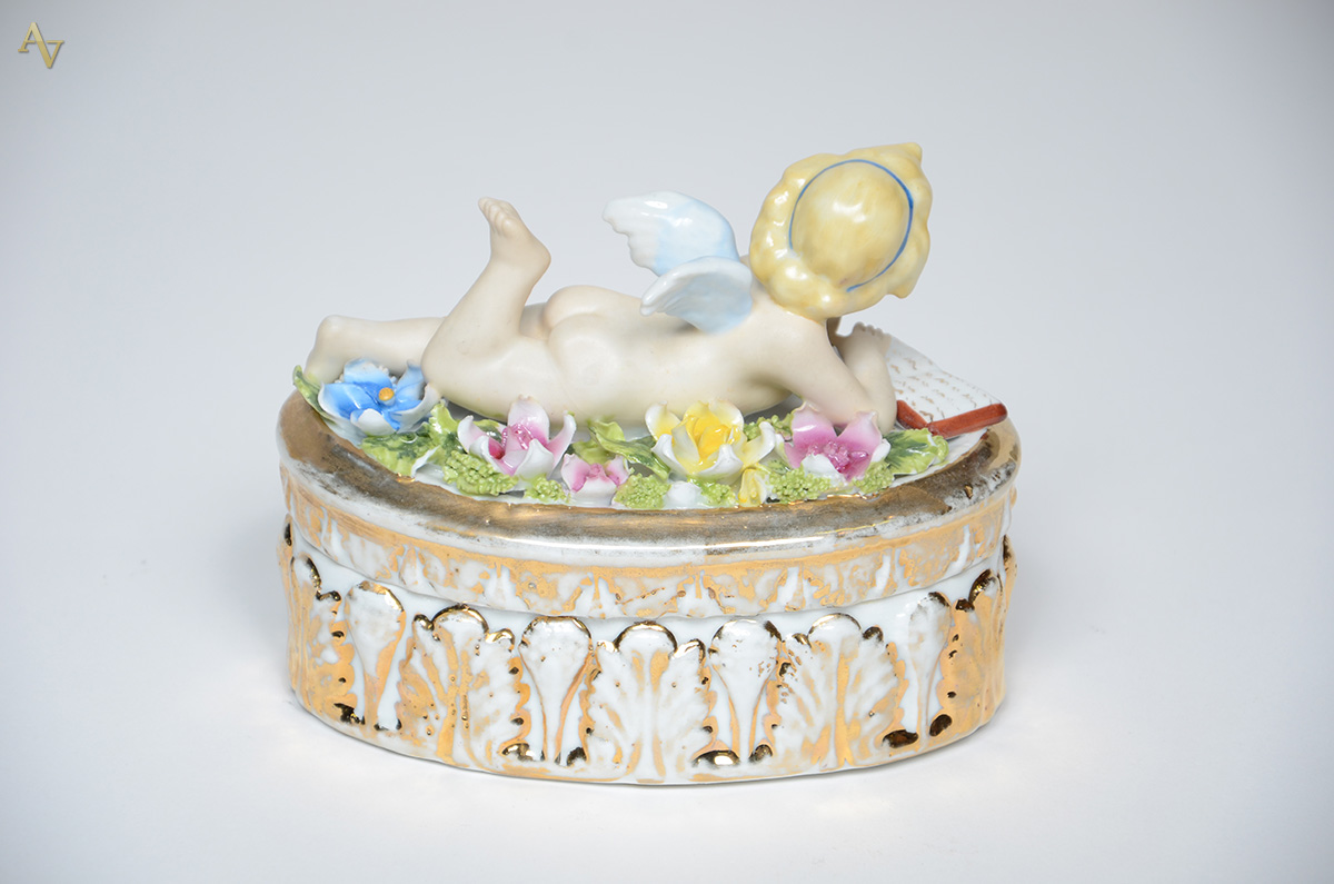 Caixa de porcelana decorada com anjo. Medidas 15 x 10 cm e altura 12... - foto 2 de 3