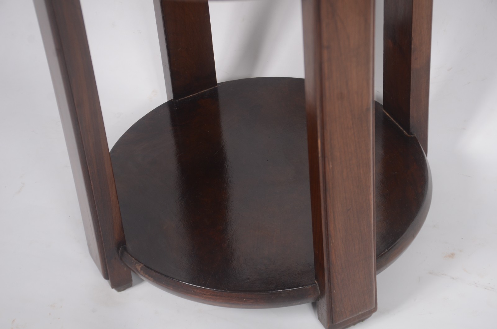 Mesa auxiliar de madeira nobre, tampo redondo coberto por mármore... - foto 5 de 6