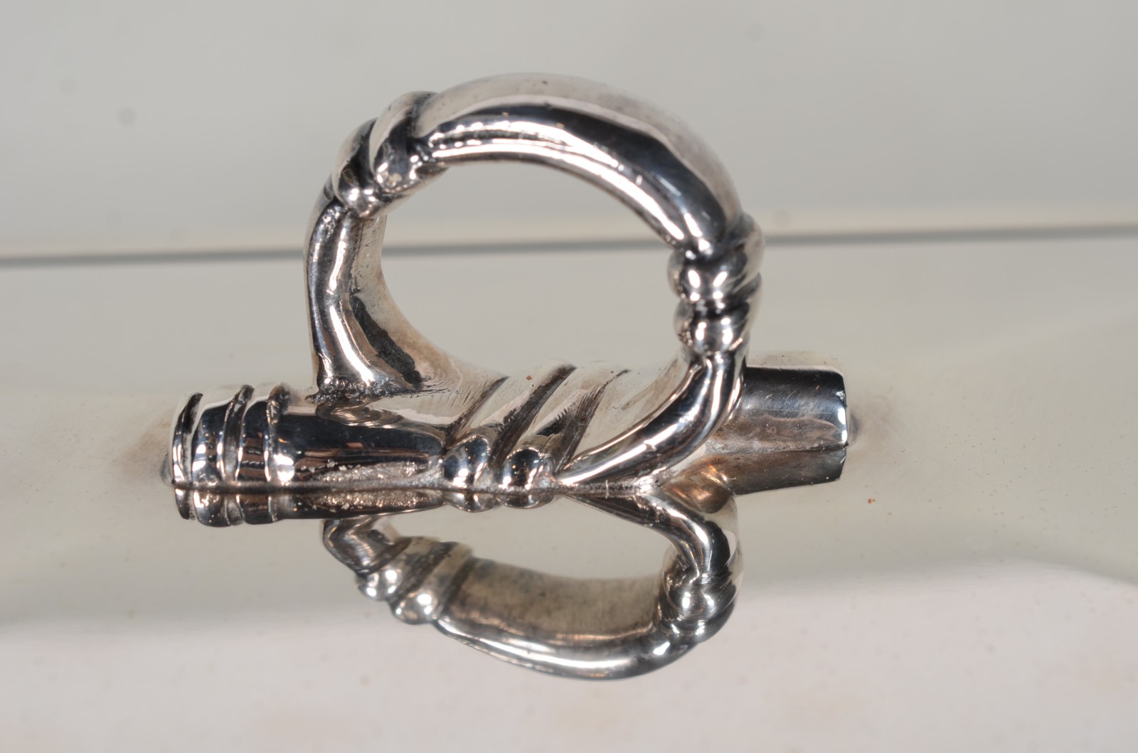 Duas peças de metal prateado, sendo: porta pirex de pé alto com... - foto 2 de 7