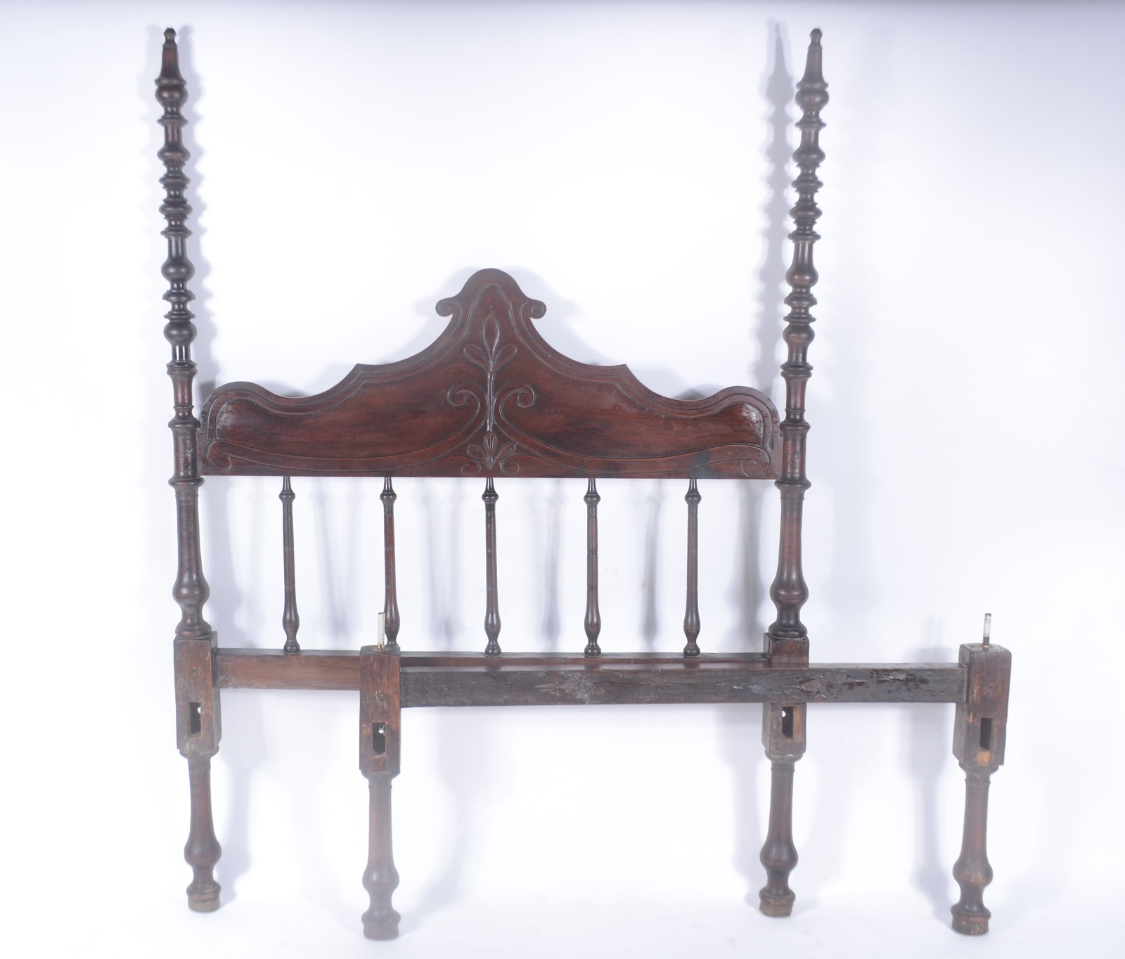 Cama de viúva de madeira nobre, cabeceira com traves torneadas... - foto 1 de 10