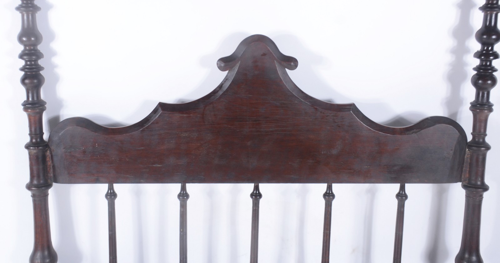 Cama de viúva de madeira nobre, cabeceira com traves torneadas... - foto 9 de 10