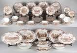 JohnsonBros England (1883-2015),  - Aparelho de jantar de faiança inglesa Johnson Bros - Coaching Scenes, decorada com cenas de  carruagens em tons de marrom e branco, composto de: 30 pr