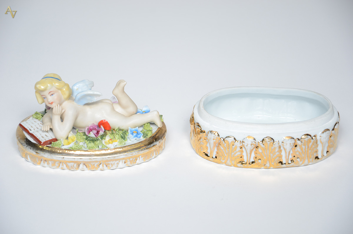 Caixa de porcelana decorada com anjo. Medidas 15 x 10 cm e altura 12... - foto 3 de 3