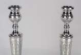 Par de castiçais de prata, contraste 833 mls. P... - Par de castiçais de prata, contraste 833 mls. Peso total com enchimento: 1070 g.  (Por motivos de segurança a peça não se encontra na loja)