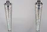 Par de castiçais de prata, contraste 833 mls. P... - Par de castiçais de prata, contraste 833 mls. Peso total com enchimento: 1070 g.  (Por motivos de segurança a peça não se encontra na loja)