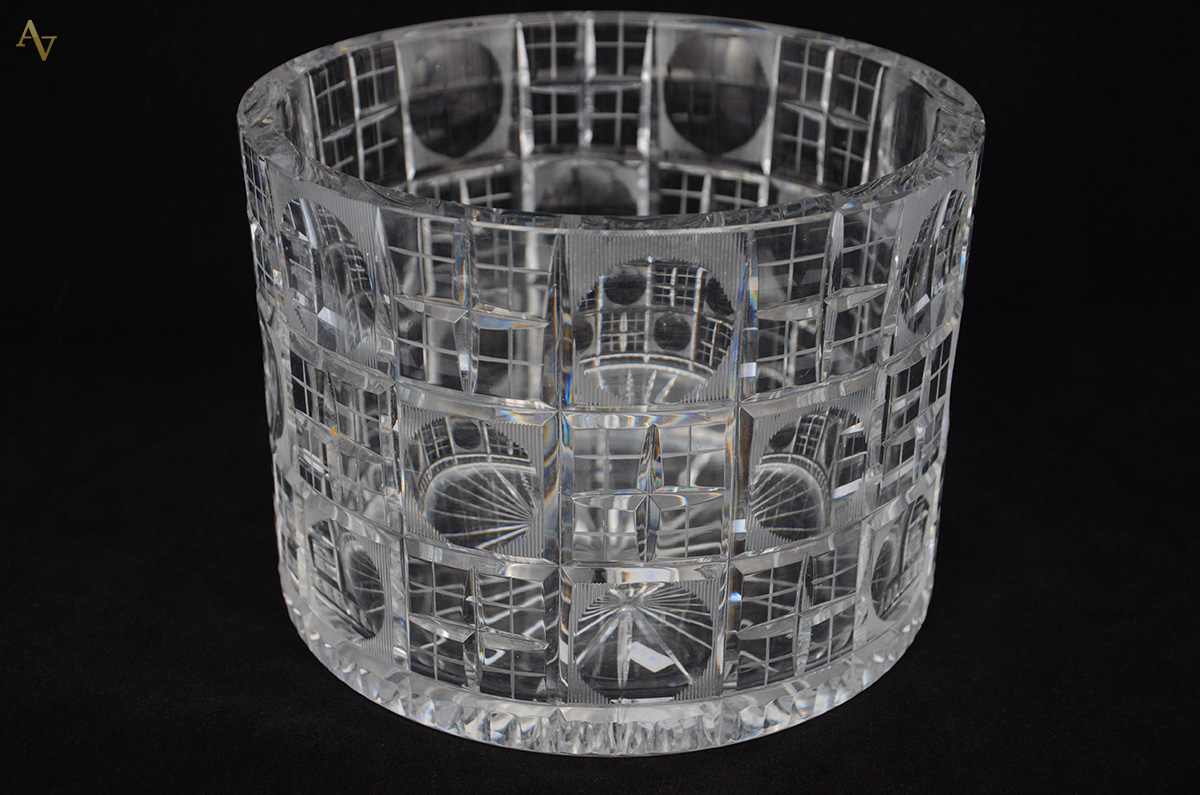 Bowl de cristal tcheco lapidado. Altura 16 cm e diâmetro 22 cm...
