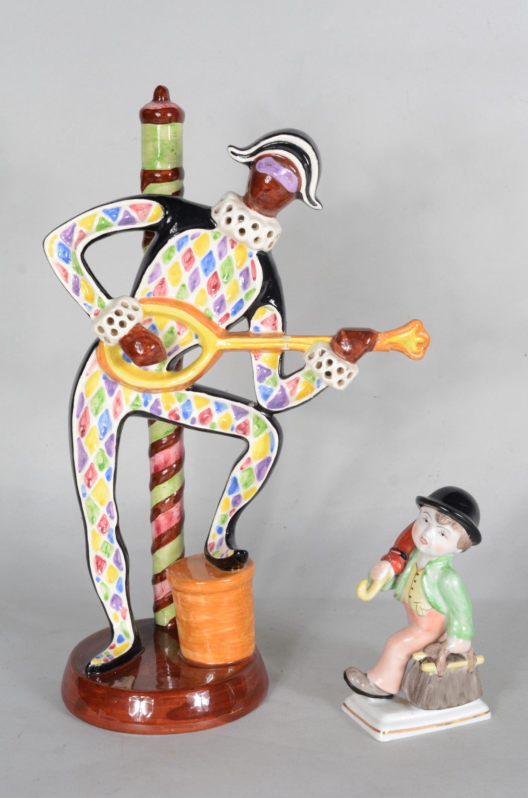Duas estatuetas de cerâmica policromada, sendo pierrot (braço colado)... - foto 1 de 10
