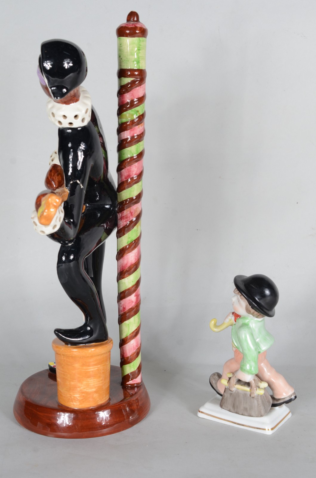 Duas estatuetas de cerâmica policromada, sendo pierrot (braço colado)... - foto 2 de 10
