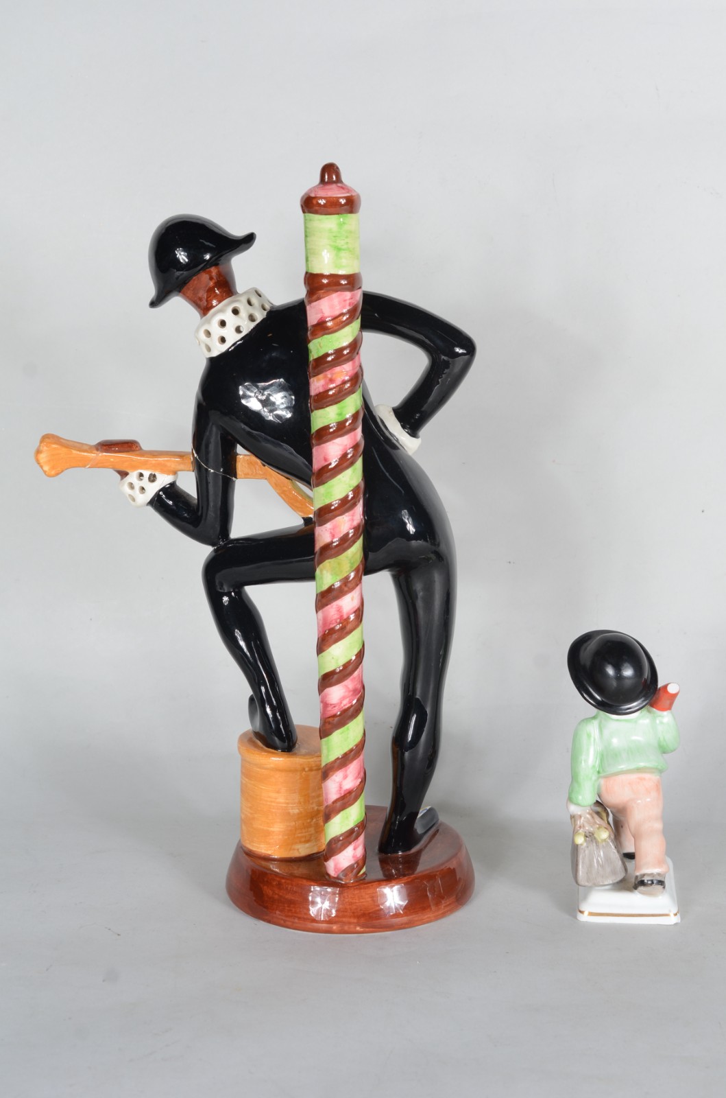 Duas estatuetas de cerâmica policromada, sendo pierrot (braço colado)... - foto 3 de 10