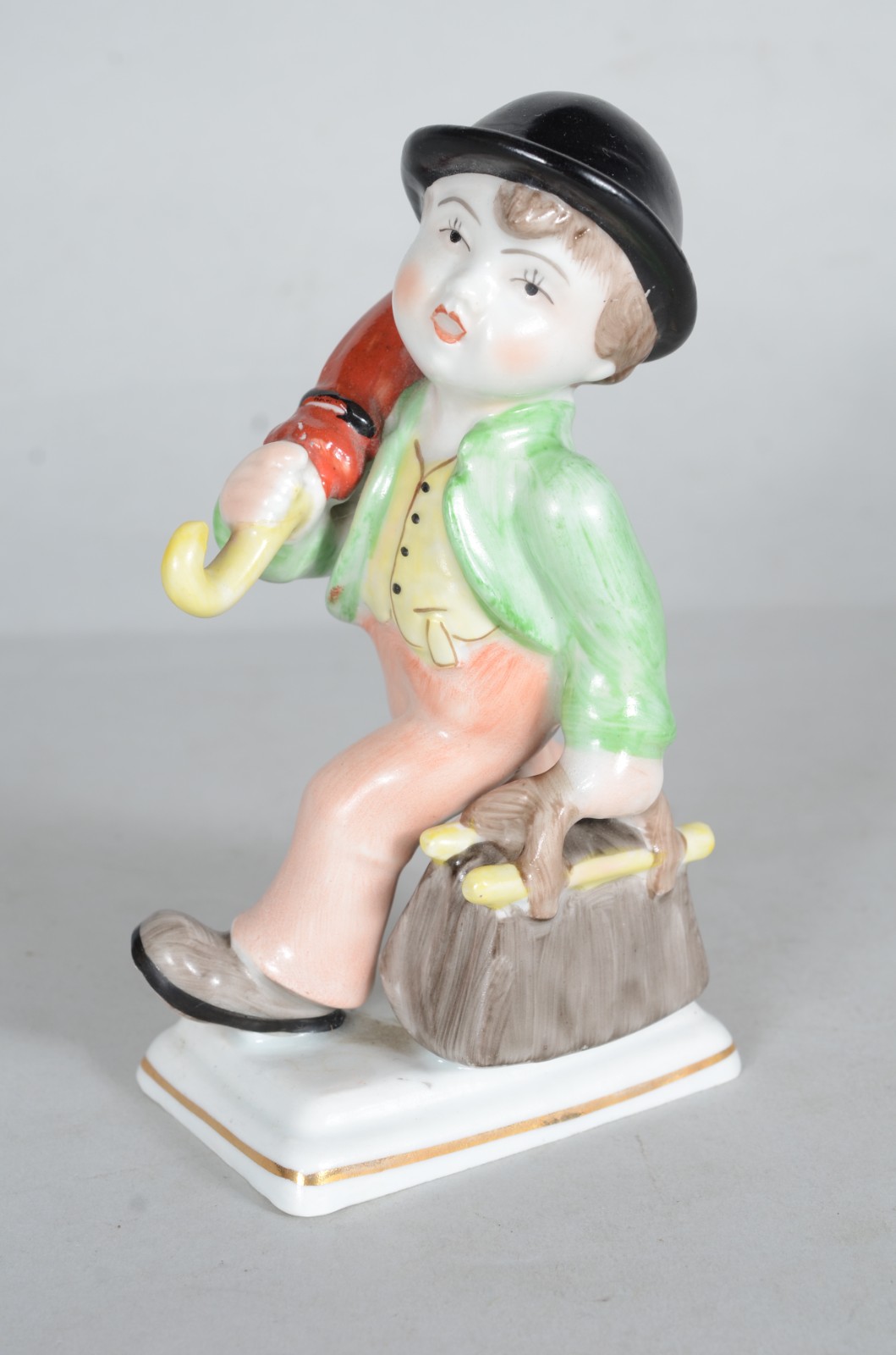 Duas estatuetas de cerâmica policromada, sendo pierrot (braço colado)... - foto 7 de 10