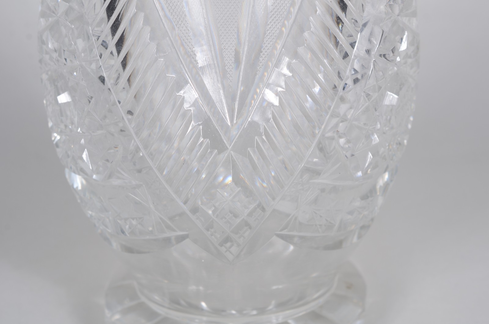 Vaso de cristal tcheco lapidado. Lascado na base. - foto 4 de 9