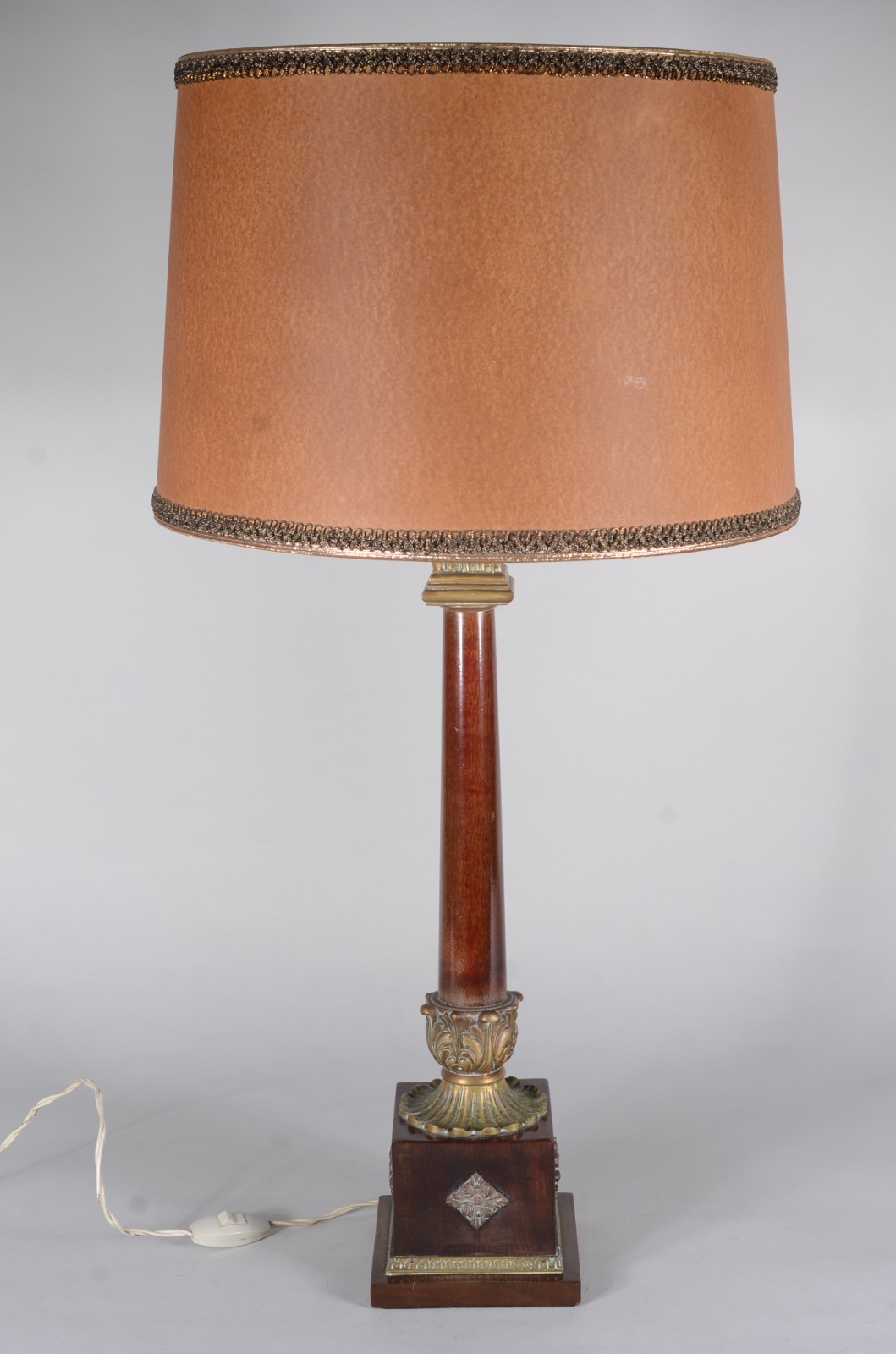 Abatjour de madeira nobre feitio coluna sobre pedestal, detalhes de... - foto 1 de 6