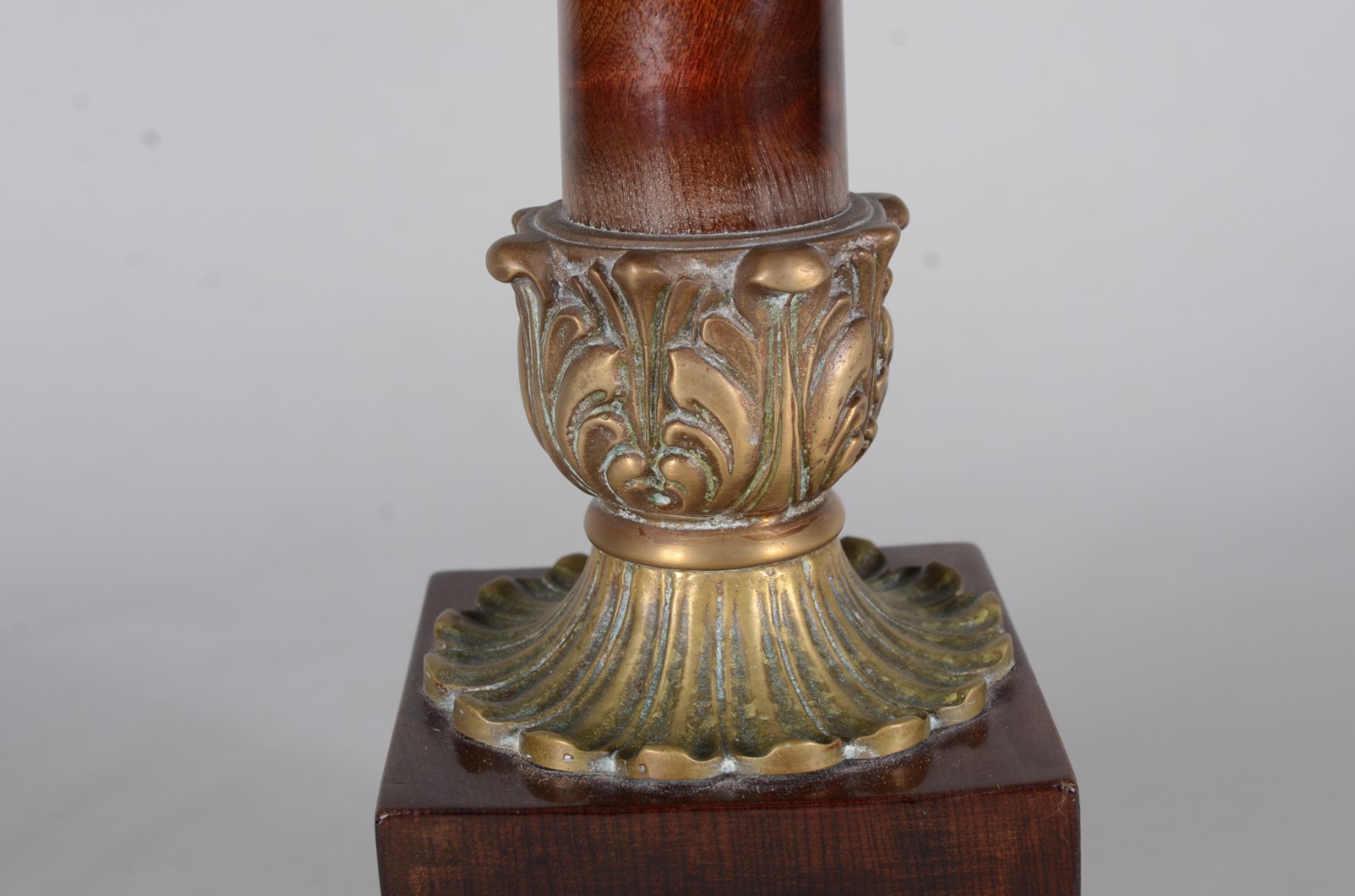 Abatjour de madeira nobre feitio coluna sobre pedestal, detalhes de... - foto 4 de 6