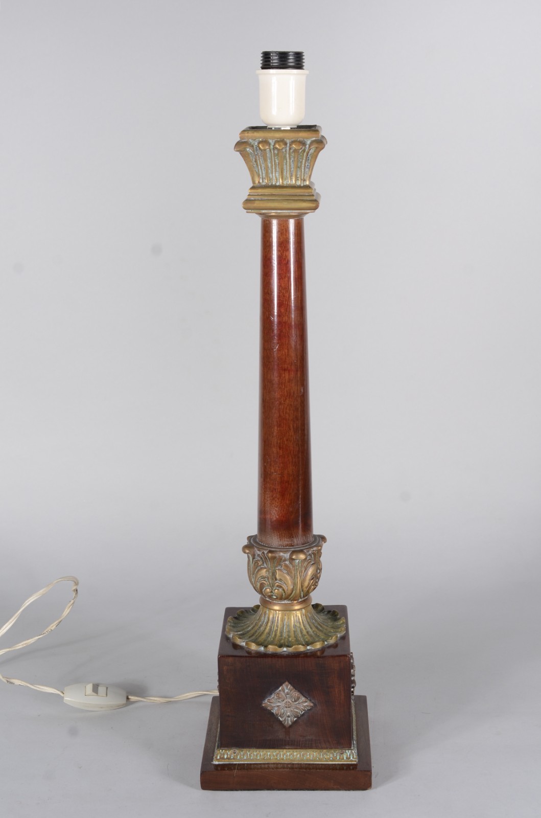 Abatjour de madeira nobre feitio coluna sobre pedestal, detalhes de... - foto 5 de 6