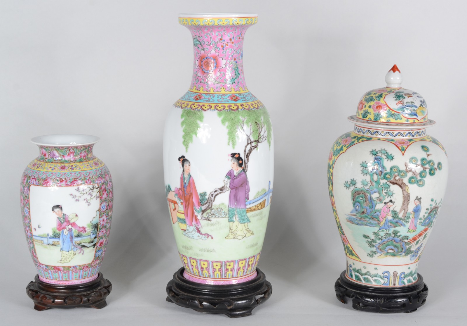 Três vasos de porcelana oriental decorados com paisagens e gueixas em... - foto 1 de 11