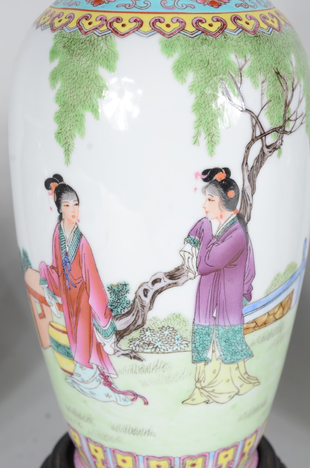 Três vasos de porcelana oriental decorados com paisagens e gueixas em... - foto 2 de 11