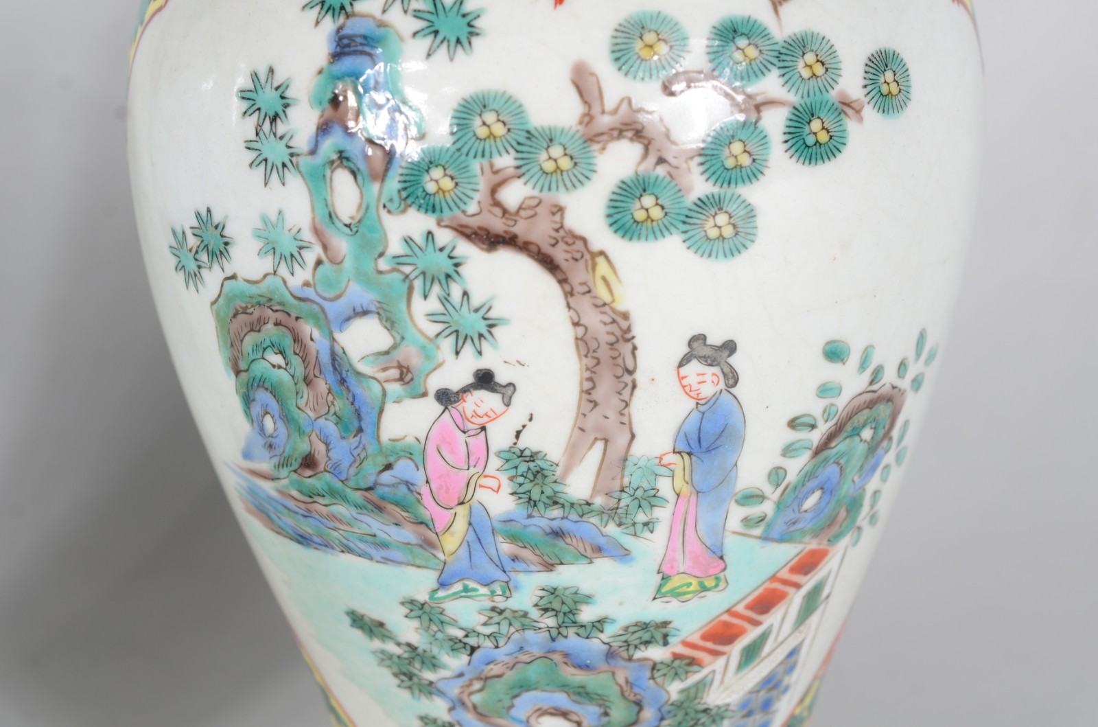 Três vasos de porcelana oriental decorados com paisagens e gueixas em... - foto 3 de 11