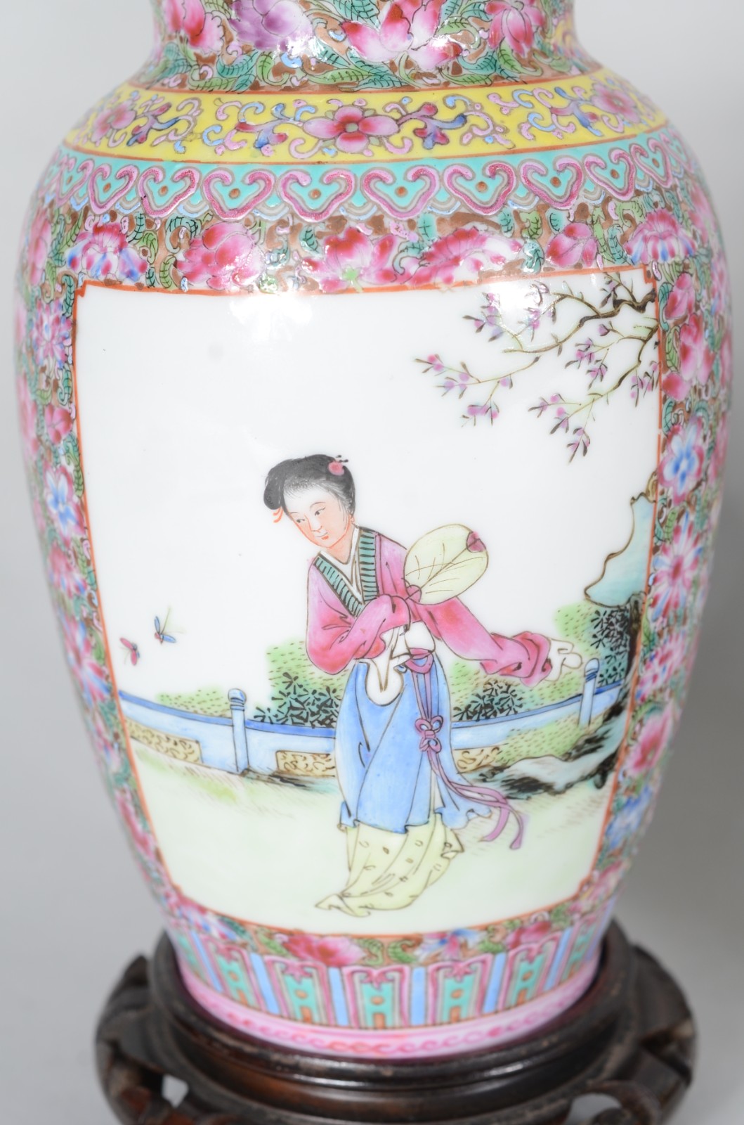 Três vasos de porcelana oriental decorados com paisagens e gueixas em... - foto 4 de 11
