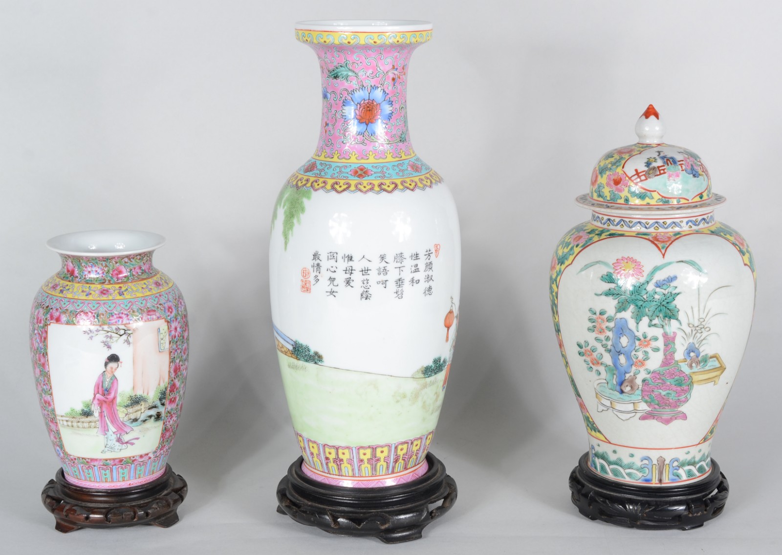 Três vasos de porcelana oriental decorados com paisagens e gueixas em... - foto 5 de 11