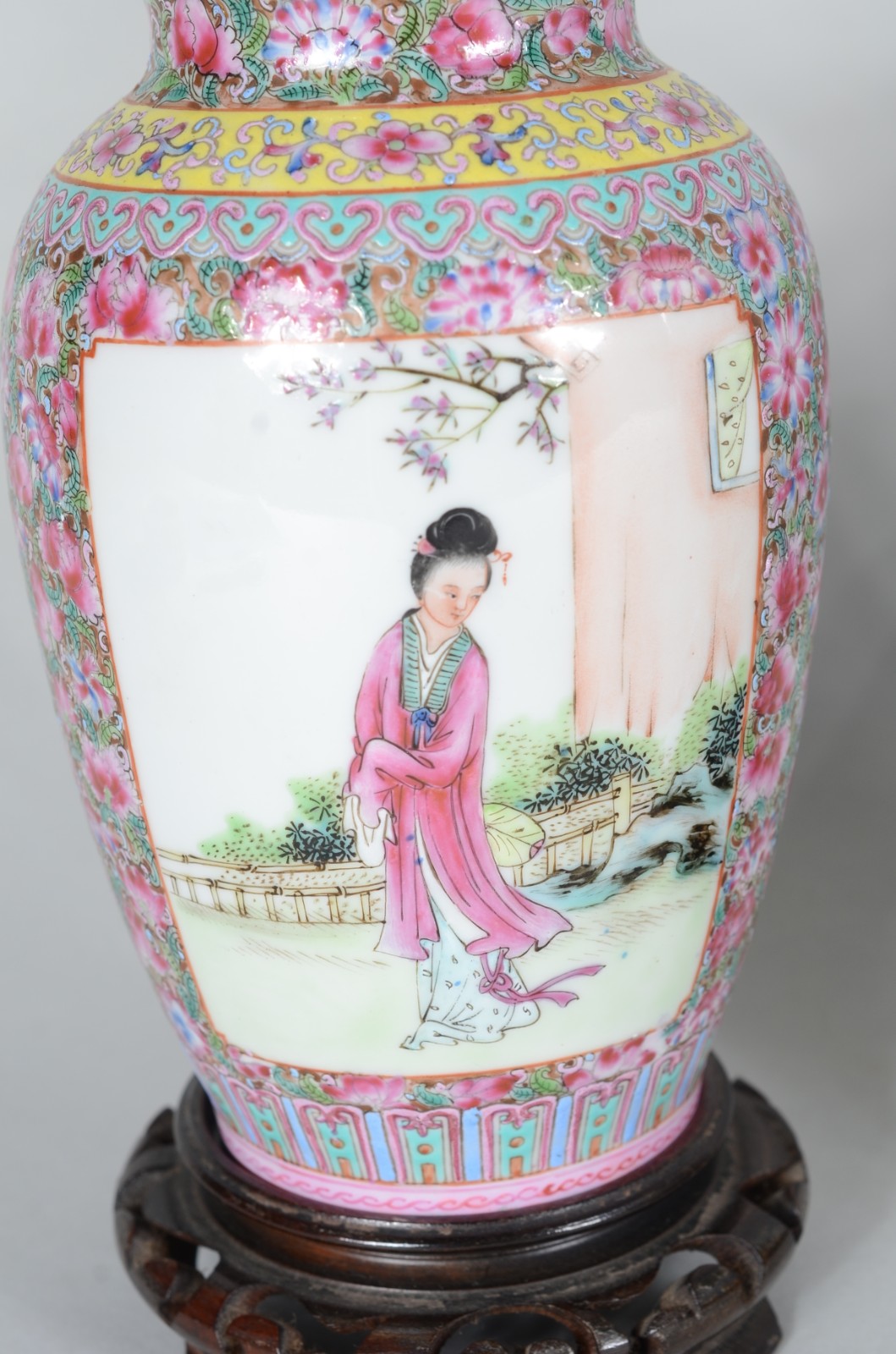 Três vasos de porcelana oriental decorados com paisagens e gueixas em... - foto 6 de 11
