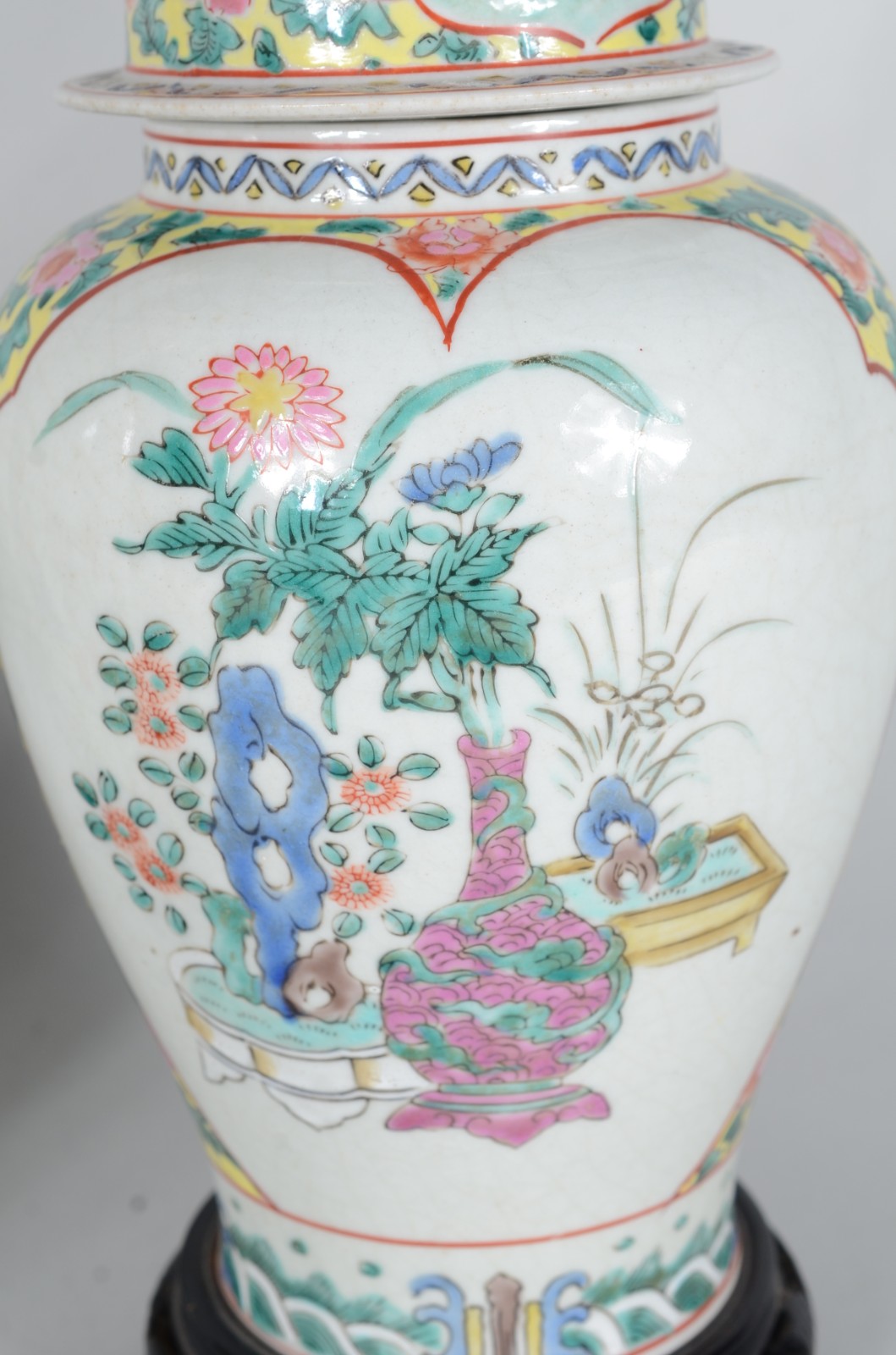 Três vasos de porcelana oriental decorados com paisagens e gueixas em... - foto 7 de 11