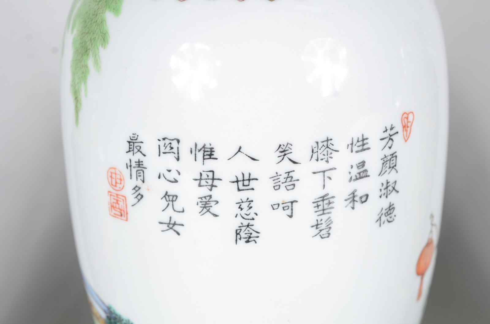 Três vasos de porcelana oriental decorados com paisagens e gueixas em... - foto 8 de 11