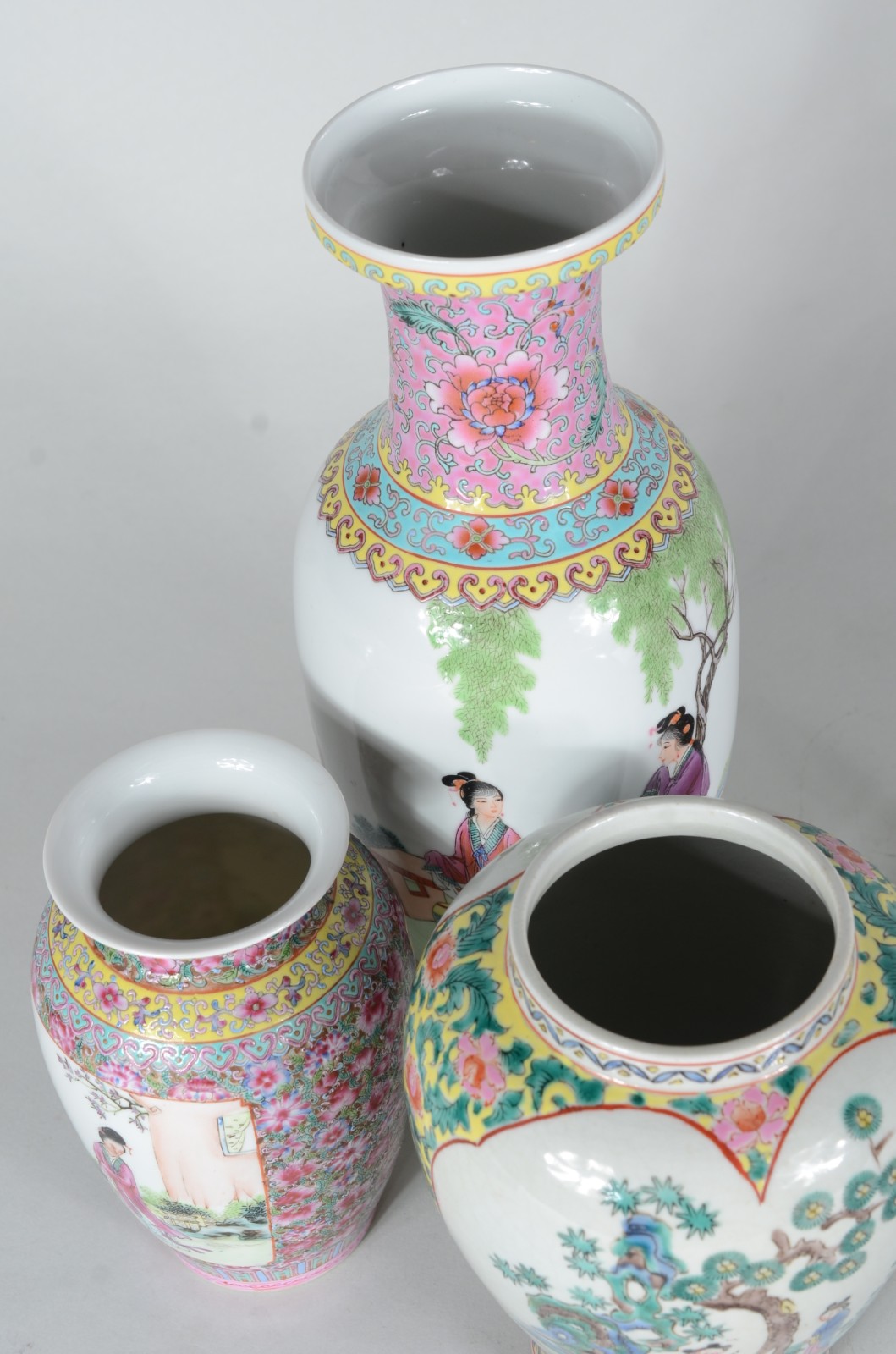 Três vasos de porcelana oriental decorados com paisagens e gueixas em... - foto 9 de 11