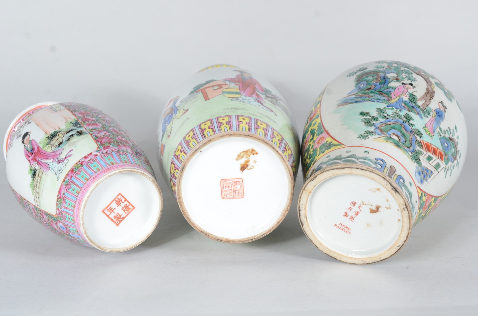 Três vasos de porcelana oriental decorados com paisagens e gueixas em... - foto 10 de 11