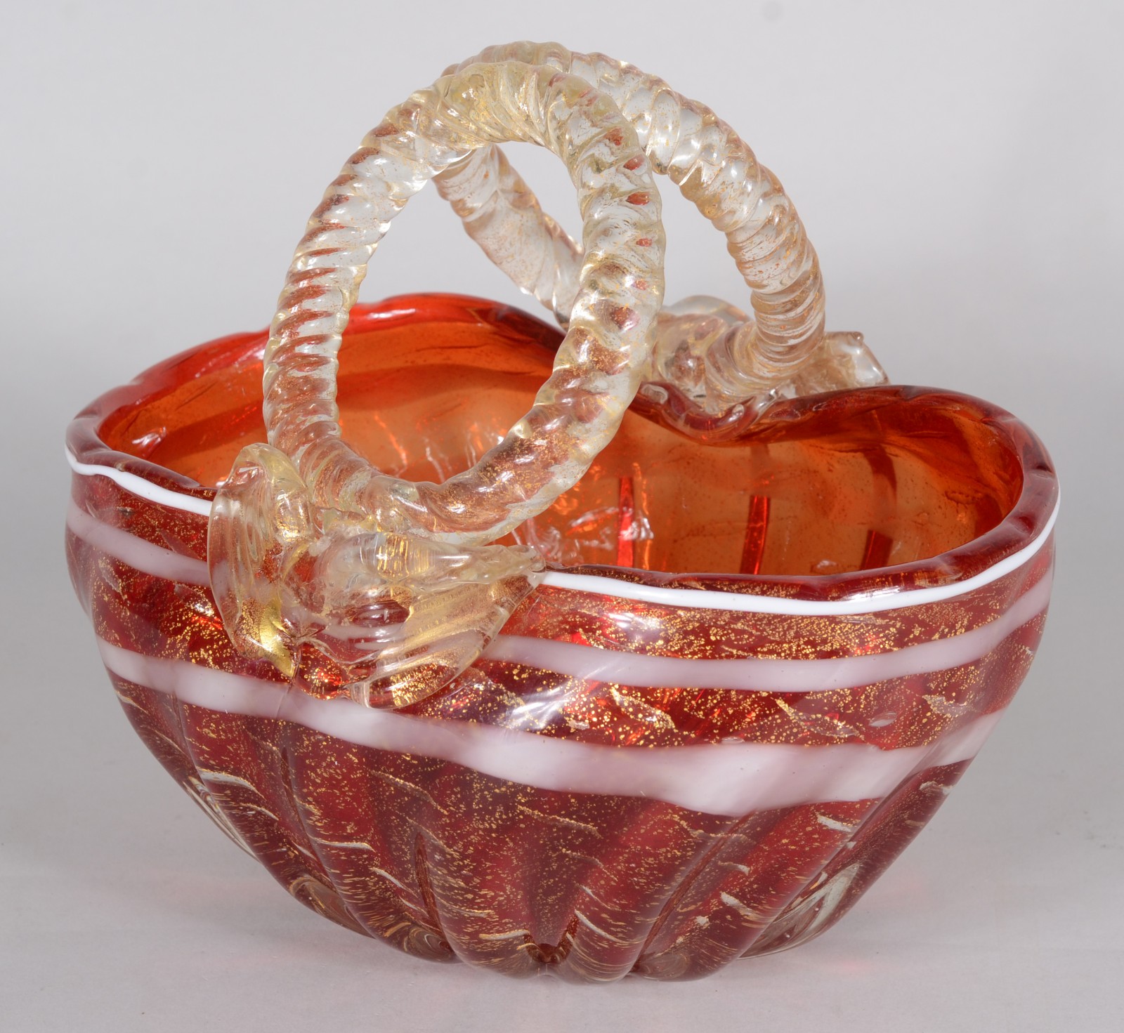 Cesta de murano italiano vermelho com pó de ouro, frisos brancos... - foto 1 de 7