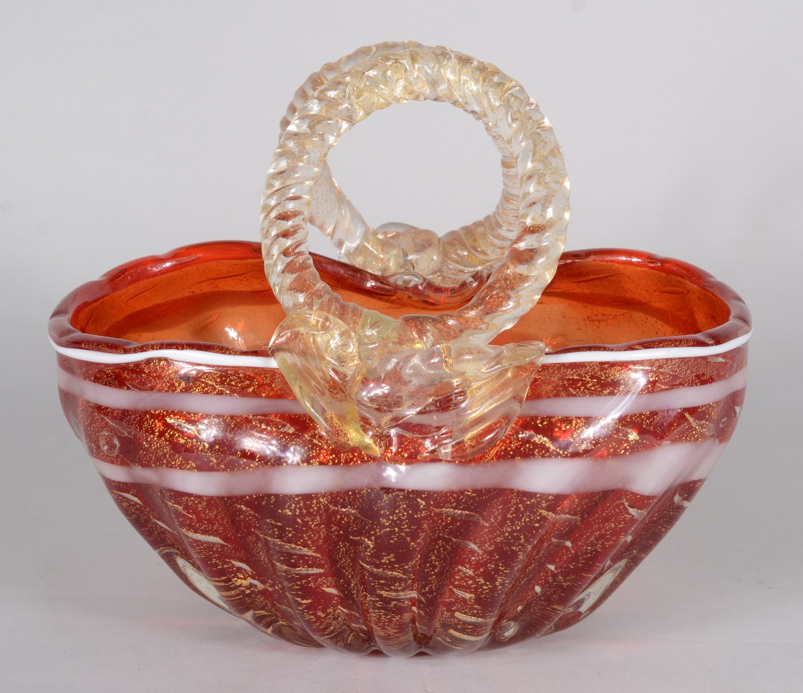 Cesta de murano italiano vermelho com pó de ouro, frisos brancos... - foto 2 de 7