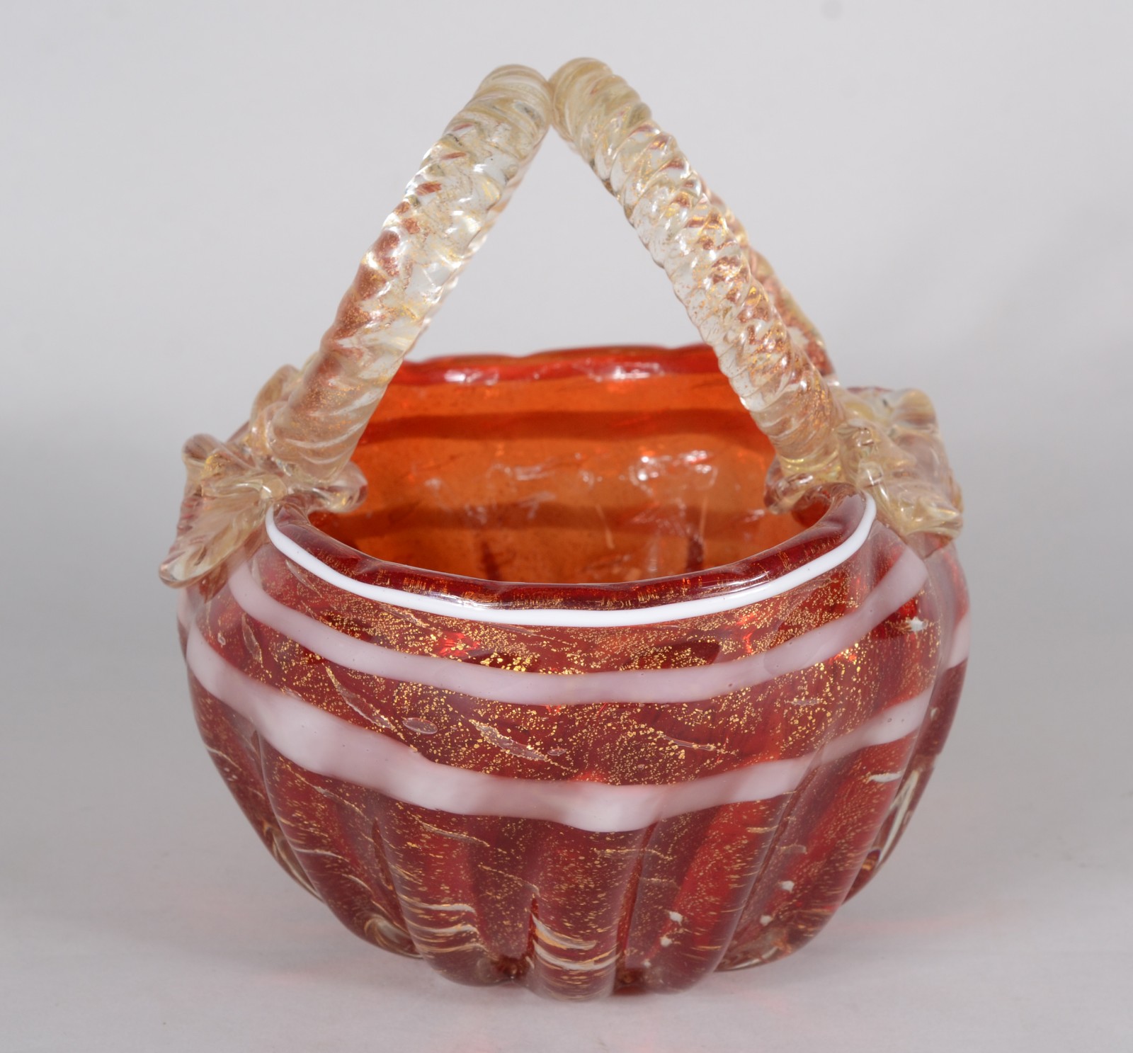 Cesta de murano italiano vermelho com pó de ouro, frisos brancos... - foto 3 de 7