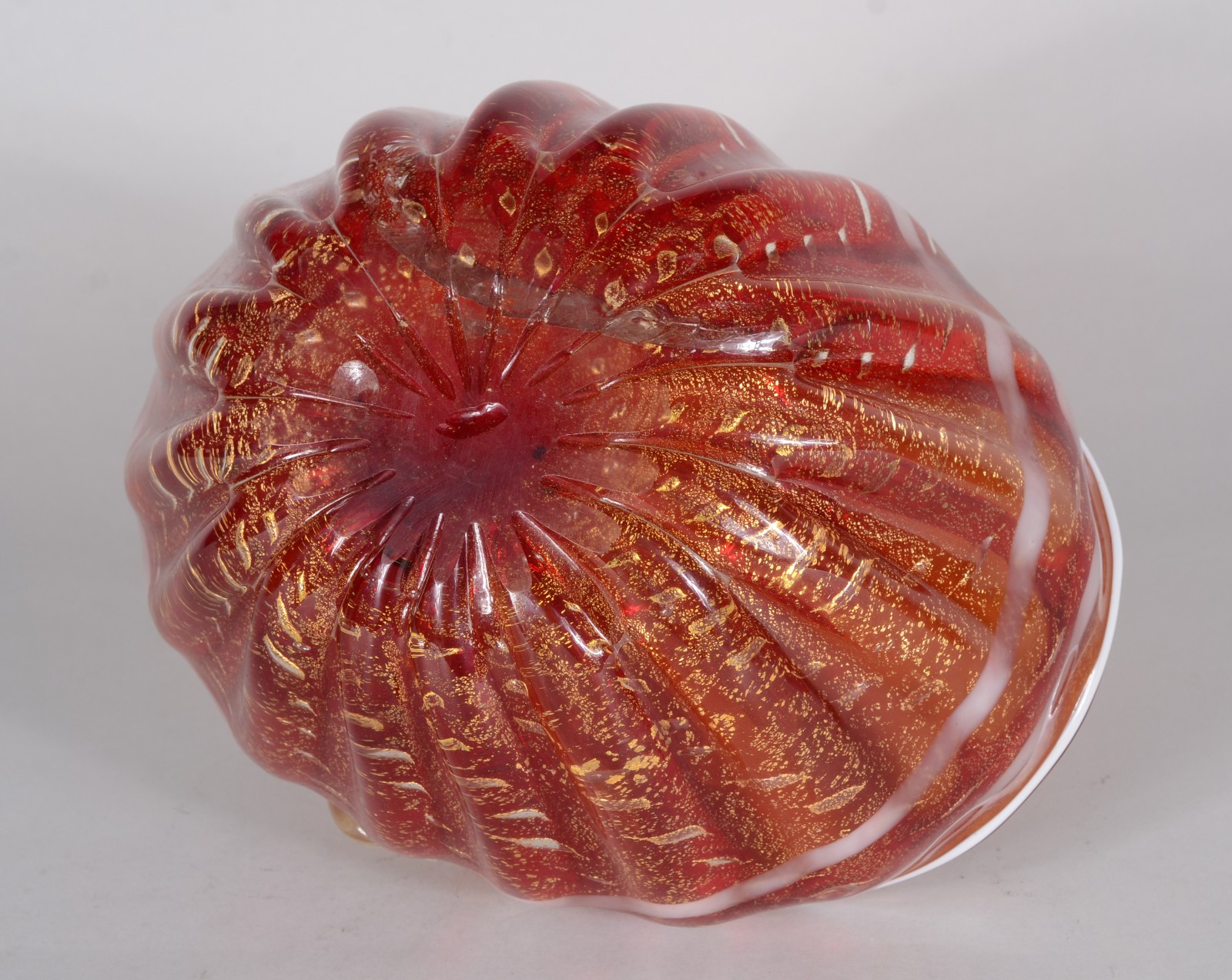 Cesta de murano italiano vermelho com pó de ouro, frisos brancos... - foto 6 de 7
