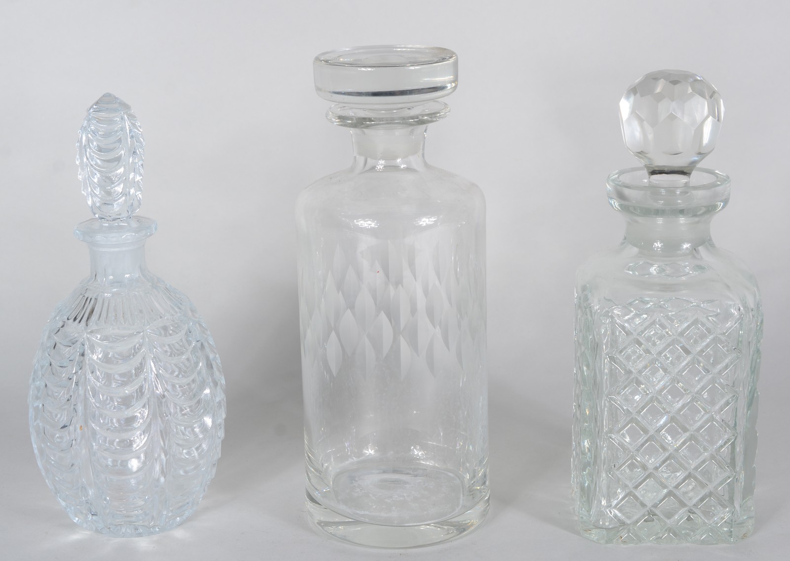Três garrafas de cristal, diversos modelos. - foto 1 de 11