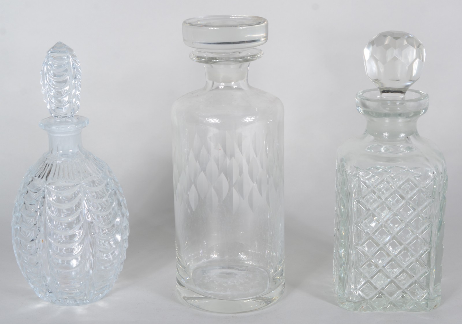 Três garrafas de cristal, diversos modelos. - foto 2 de 11