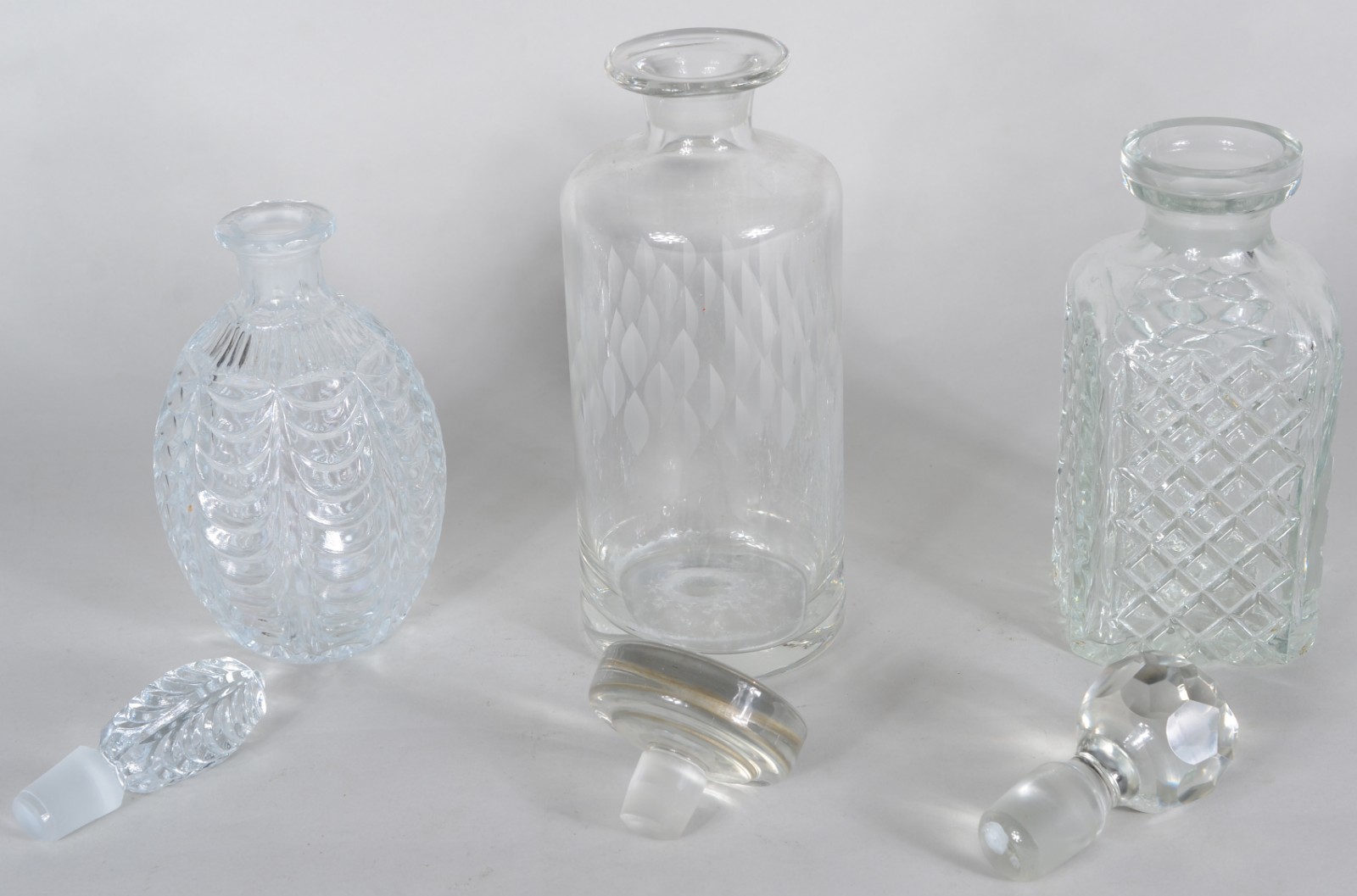 Três garrafas de cristal, diversos modelos. - foto 3 de 11