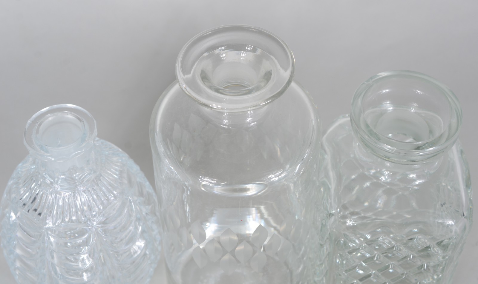Três garrafas de cristal, diversos modelos. - foto 4 de 11