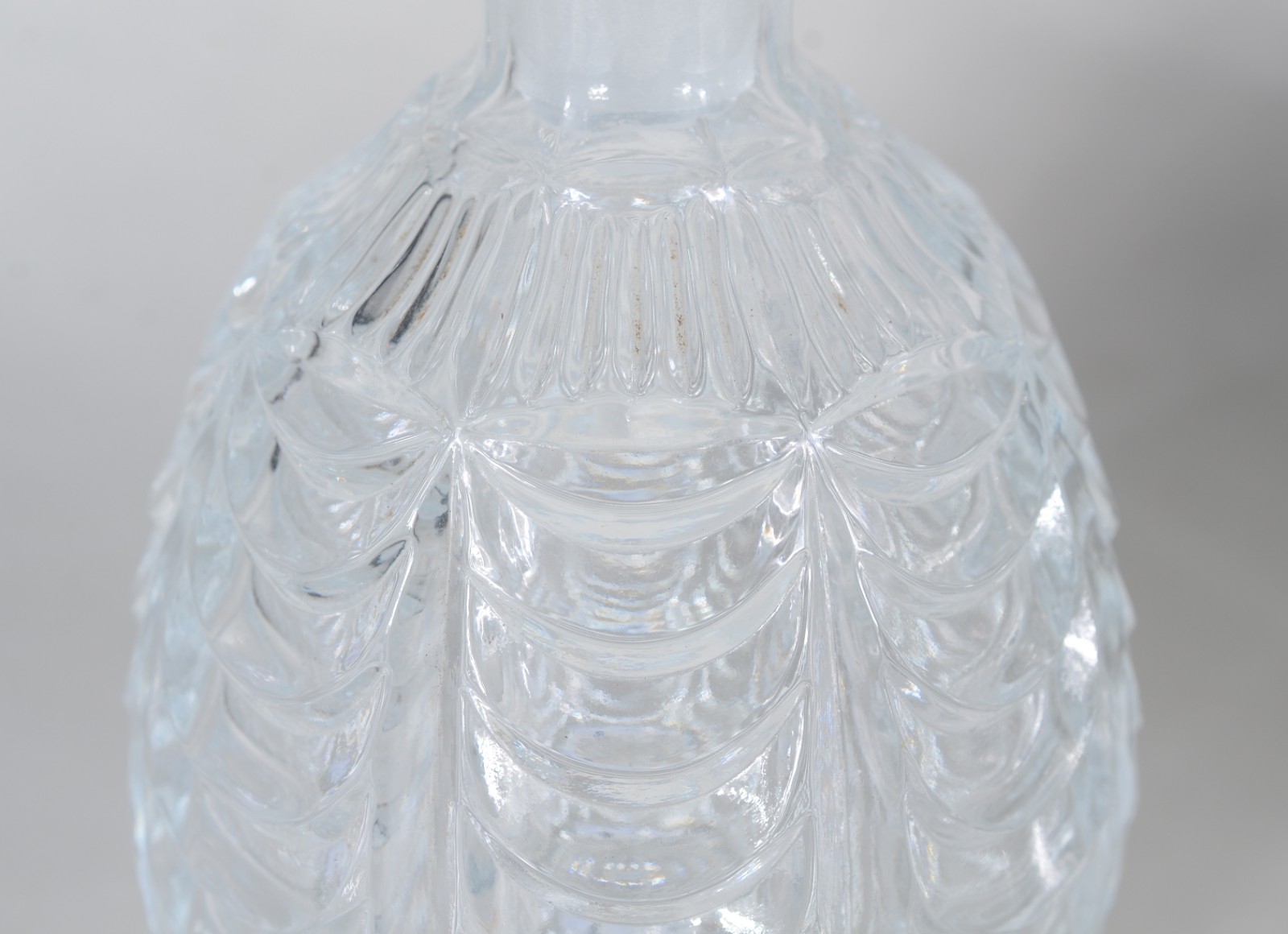 Três garrafas de cristal, diversos modelos. - foto 5 de 11