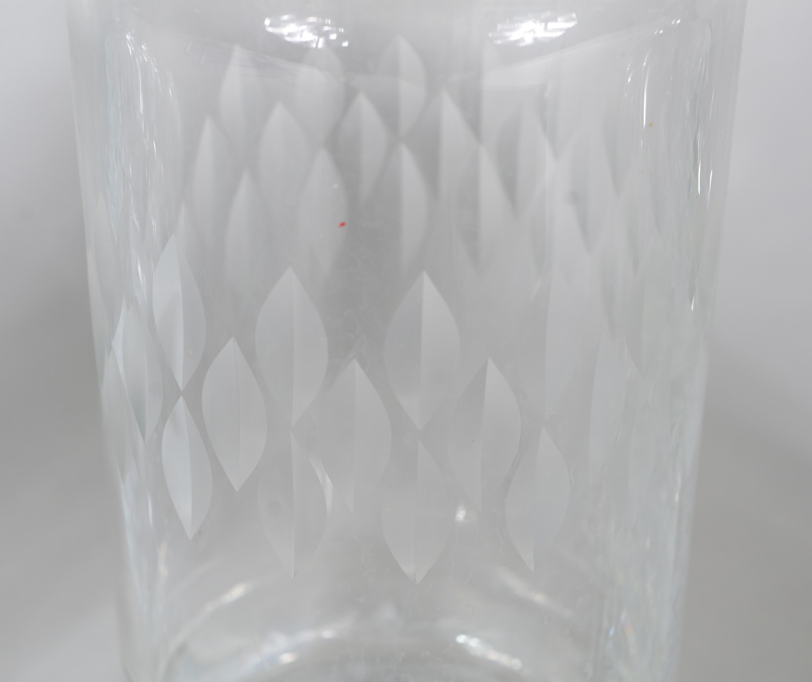 Três garrafas de cristal, diversos modelos. - foto 6 de 11