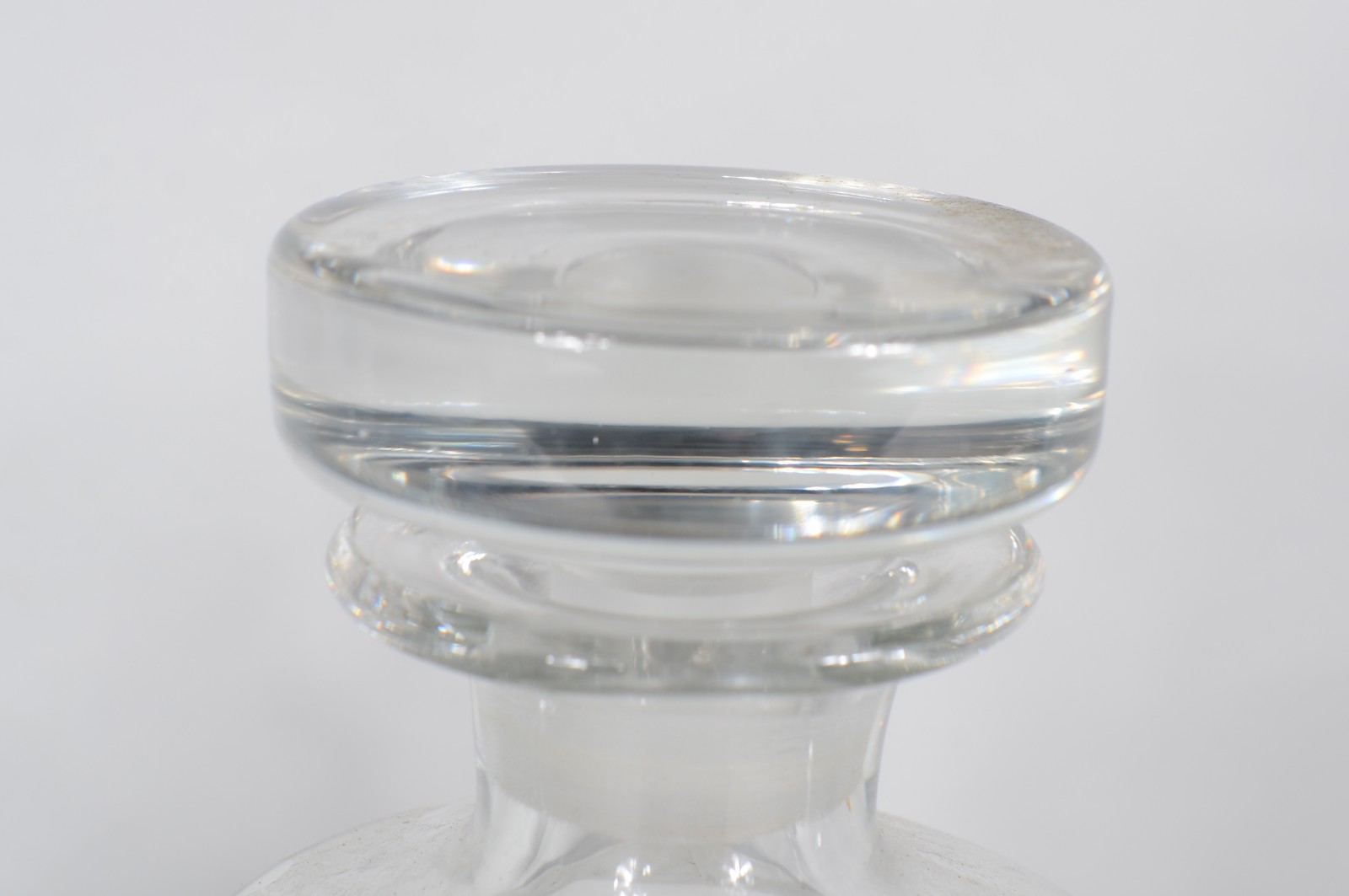 Três garrafas de cristal, diversos modelos. - foto 7 de 11