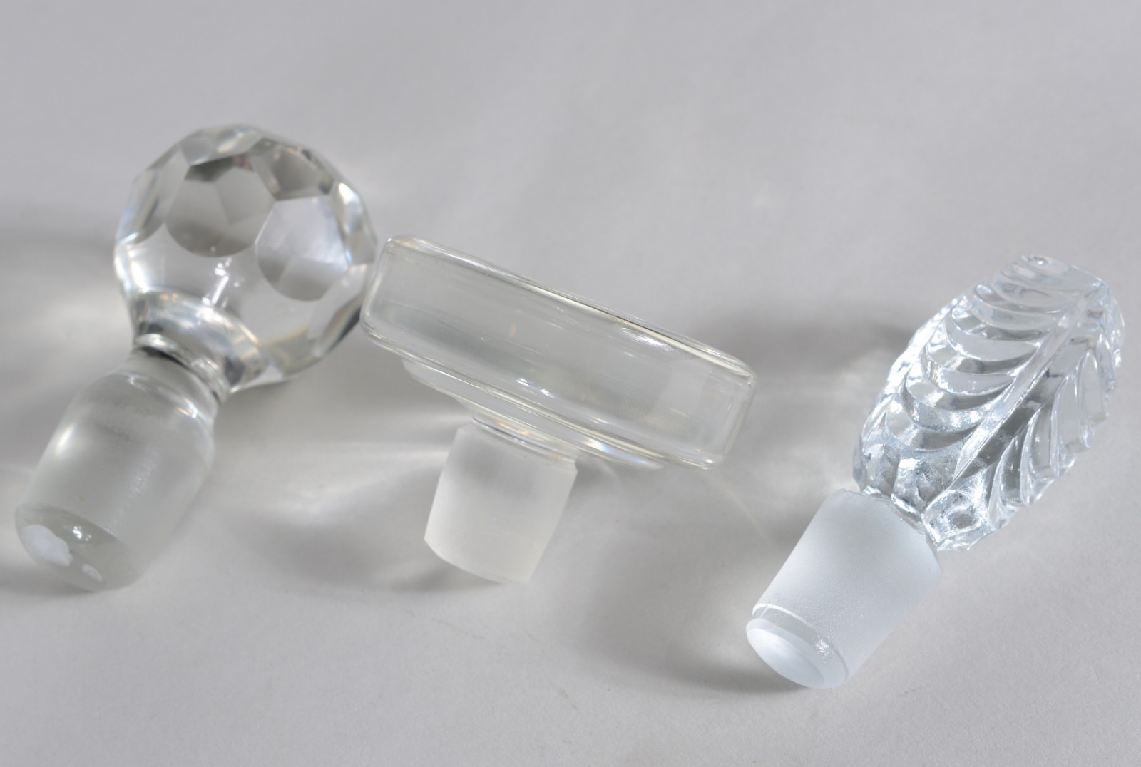 Três garrafas de cristal, diversos modelos. - foto 8 de 11