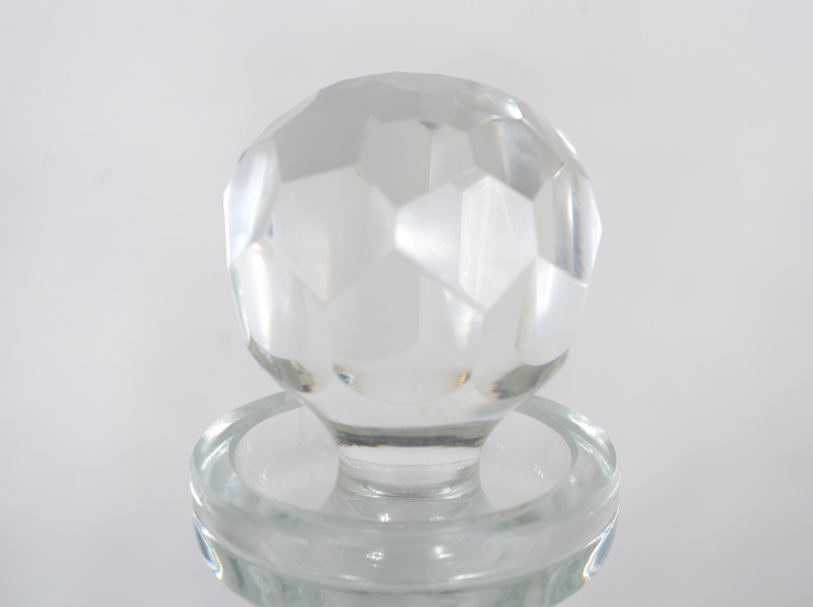 Três garrafas de cristal, diversos modelos. - foto 9 de 11