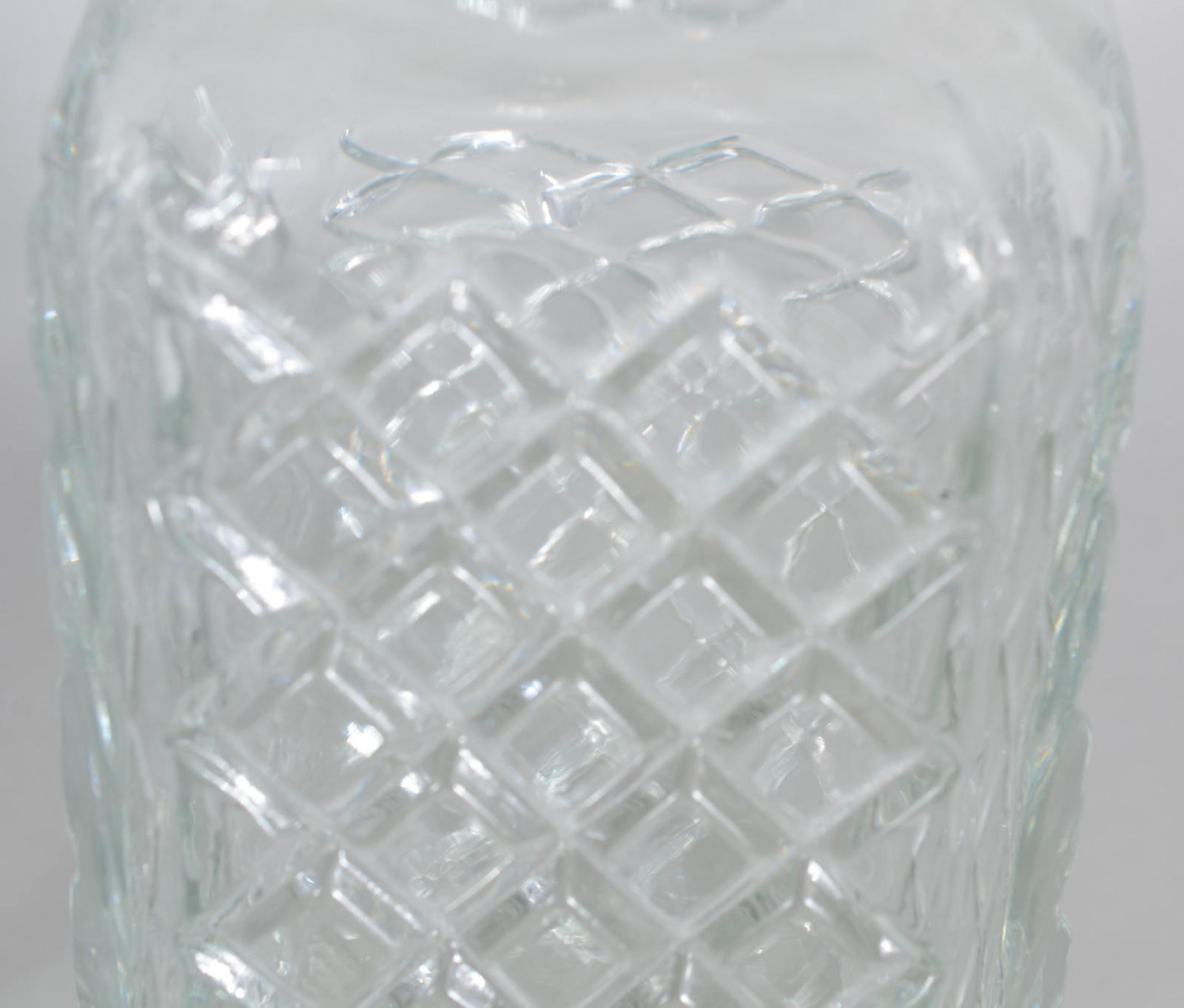 Três garrafas de cristal, diversos modelos. - foto 10 de 11