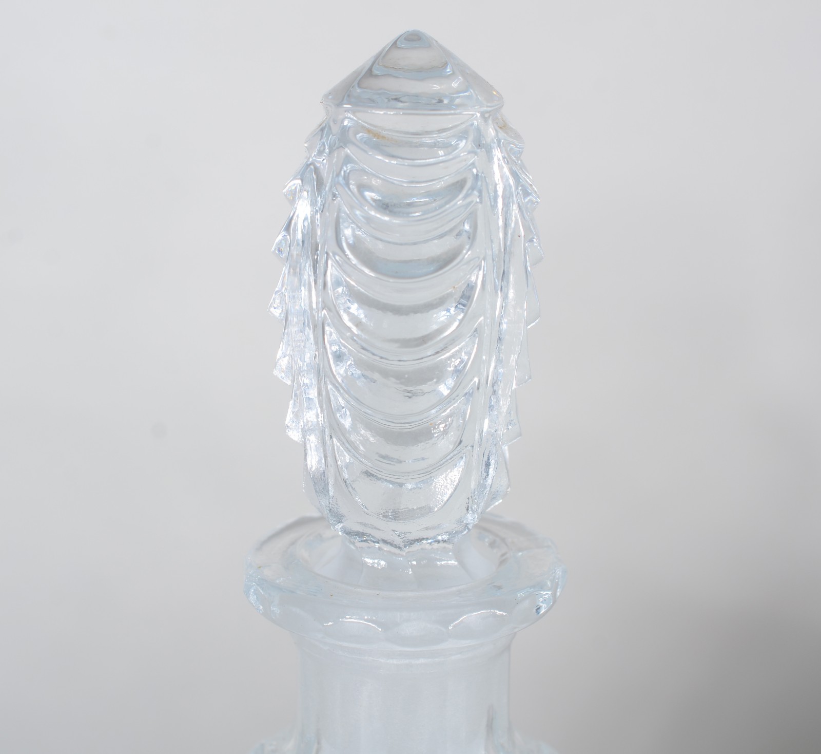 Três garrafas de cristal, diversos modelos. - foto 11 de 11