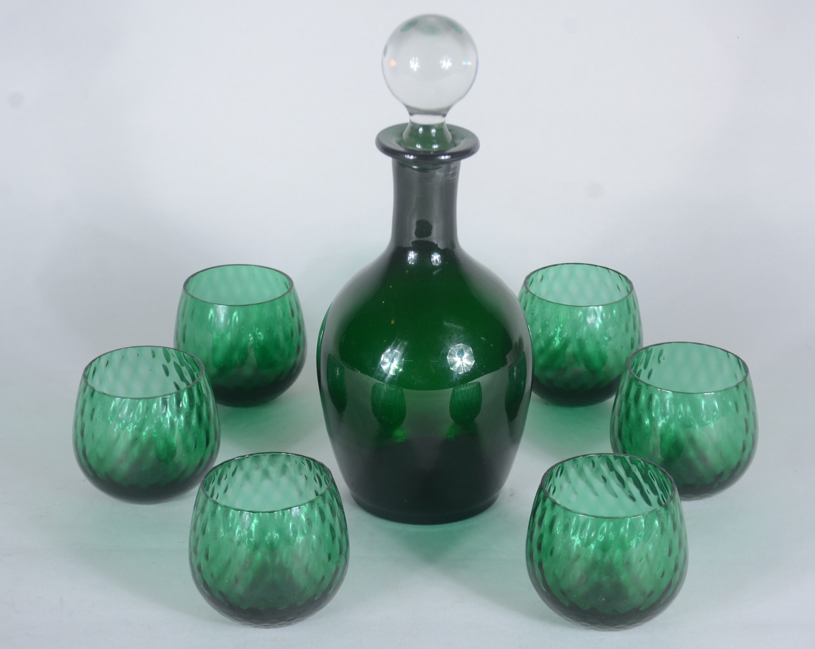Conjunto de garrafa e 6 copos de vidro verde. - foto 1 de 9