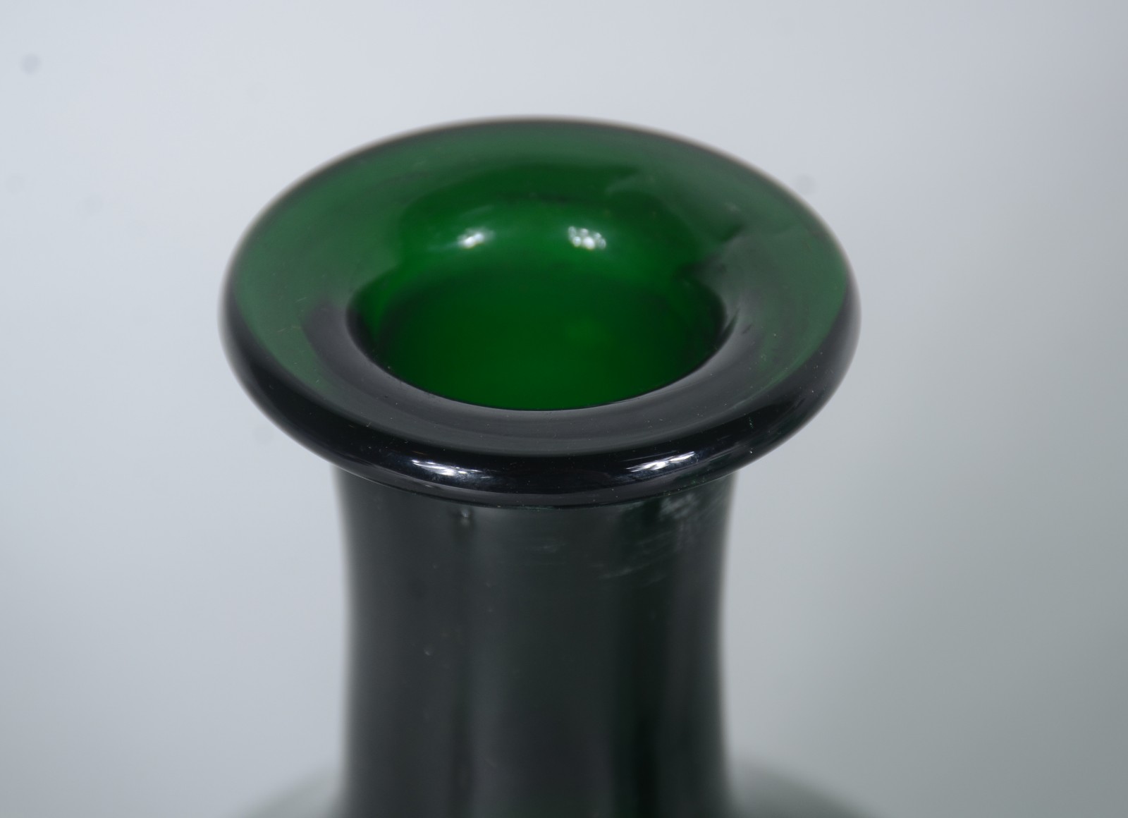 Conjunto de garrafa e 6 copos de vidro verde. - foto 9 de 9