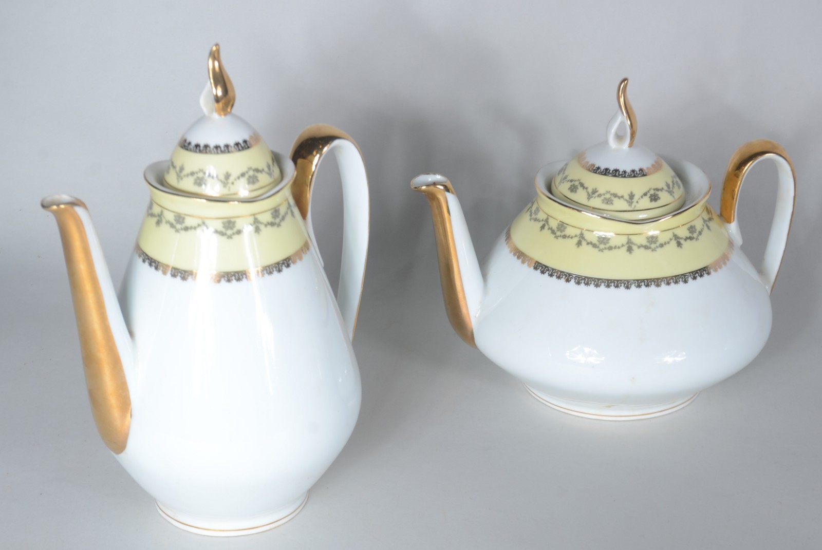 Aparelho de jantar, chá e café de porcelana Real, borda com grega... - foto 4 de 9