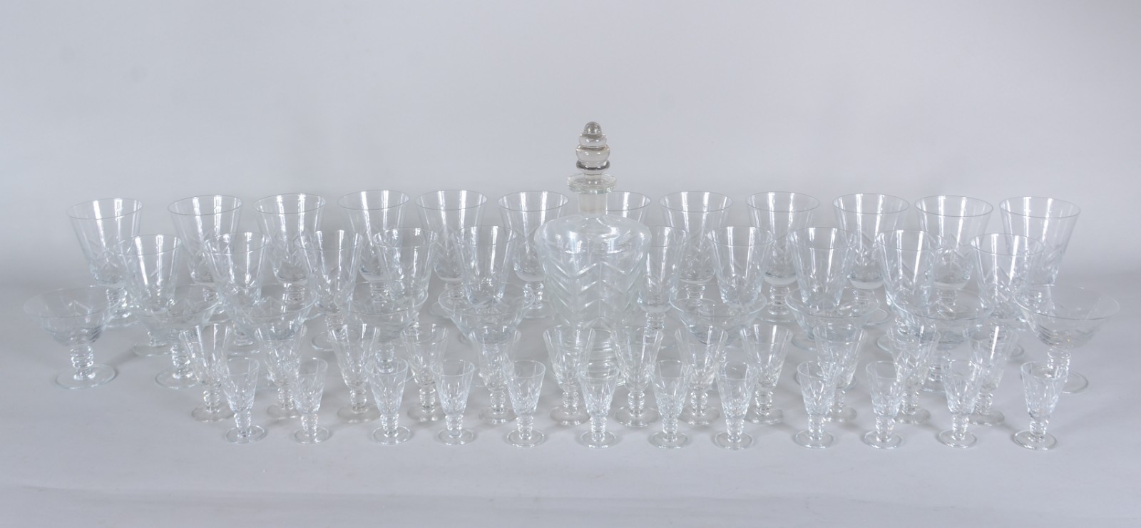 Serviço de cristal, composto de: 12 para água, 11 para vinho, 10 para... - foto 1 de 9